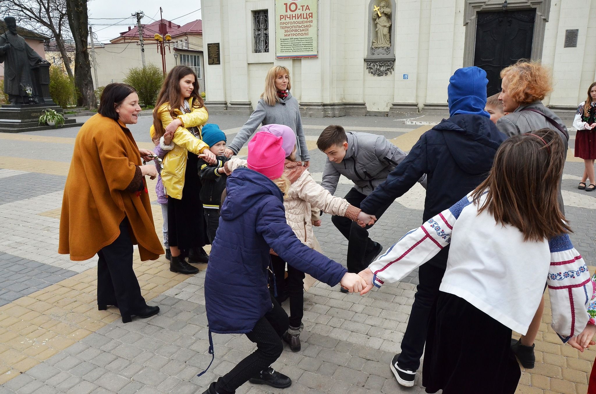 Новини Тернополя - фото з Біля катедри у Тернополі влаштували Великодні гаївки