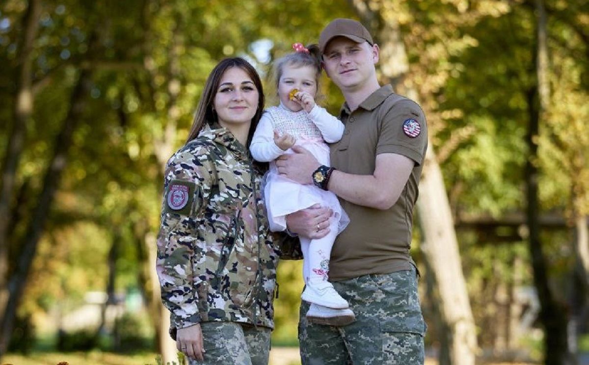 Новини Тернополя - фото з 2-річна Міланка чекає маму і тата з війни. Подружжю військових з Тернопільщини потрібна наша допомога