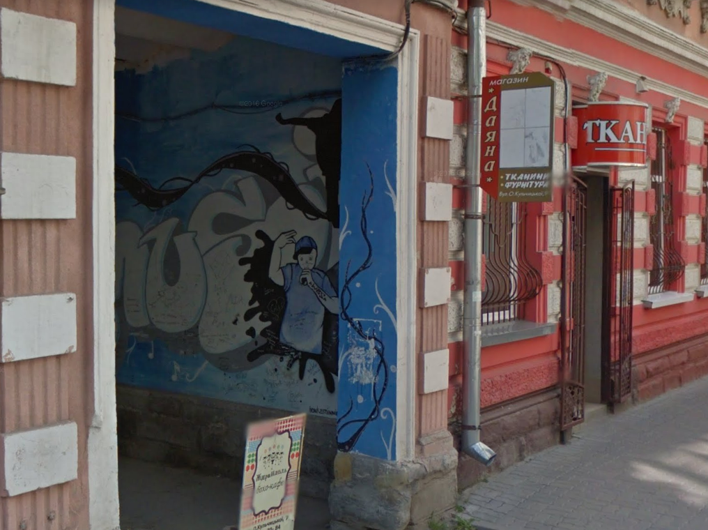 Новини Тернополя - фото з Жовту вагонку зі стелі арки у центрі міста демонтують