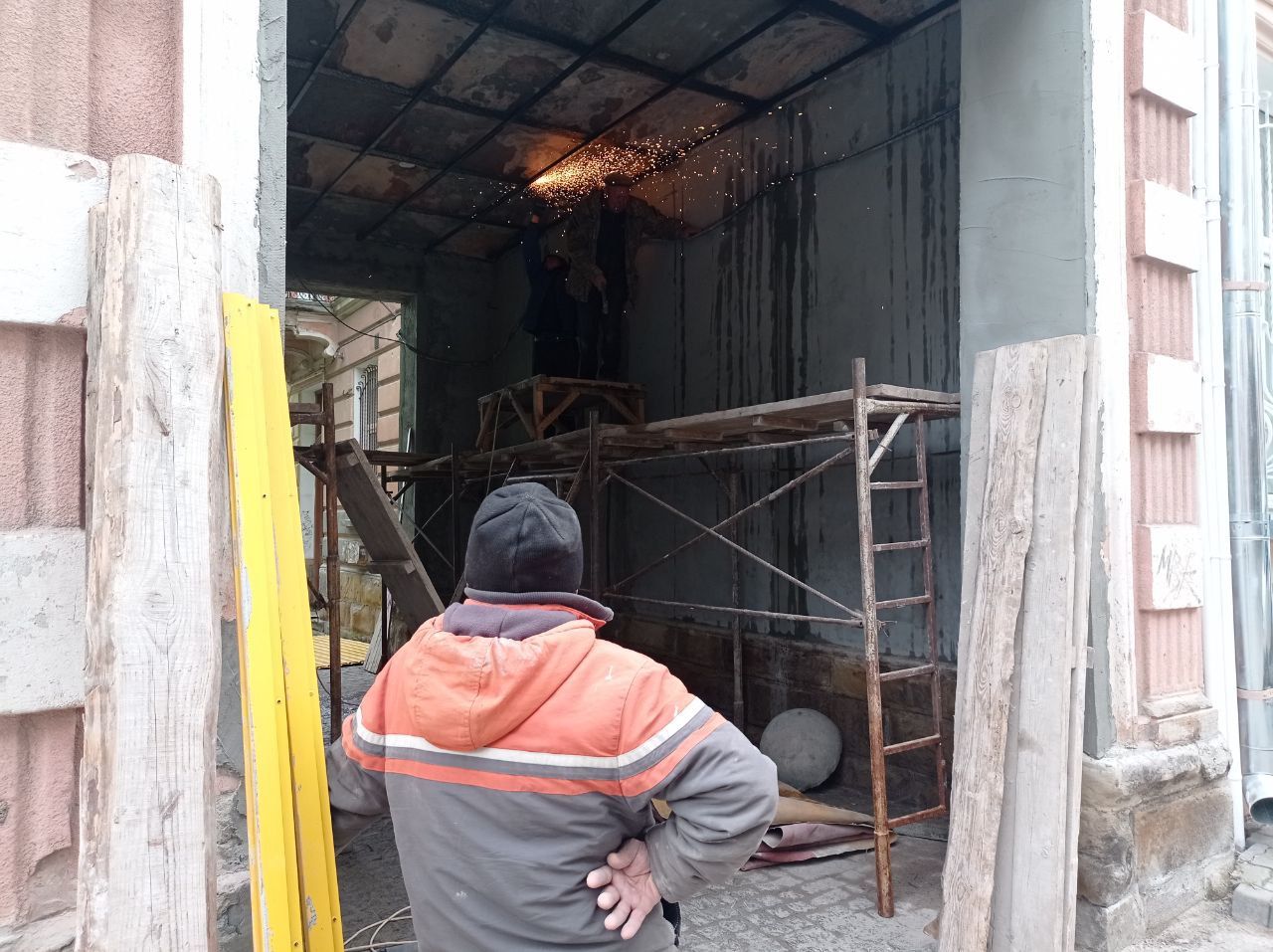 Новини Тернополя - фото з Жовту вагонку зі стелі арки у центрі міста демонтують