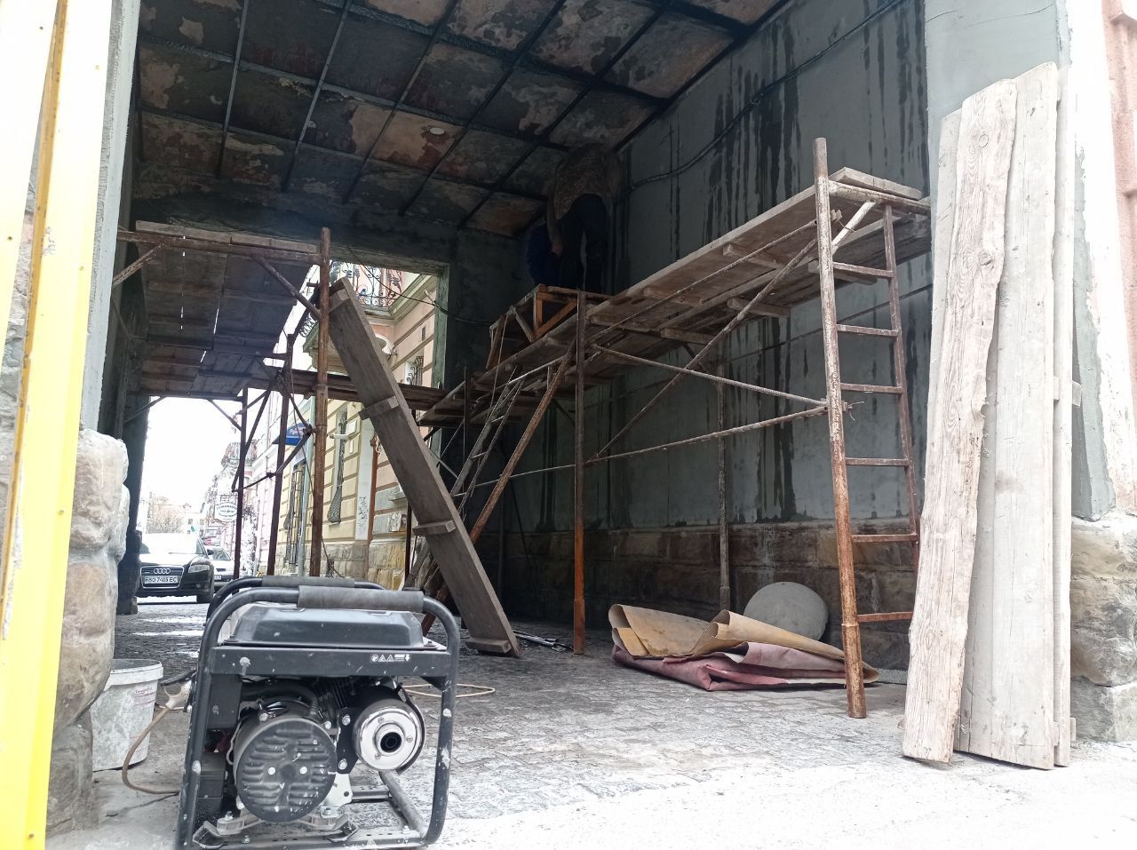 Новини Тернополя - фото з Жовту вагонку зі стелі арки у центрі міста демонтують