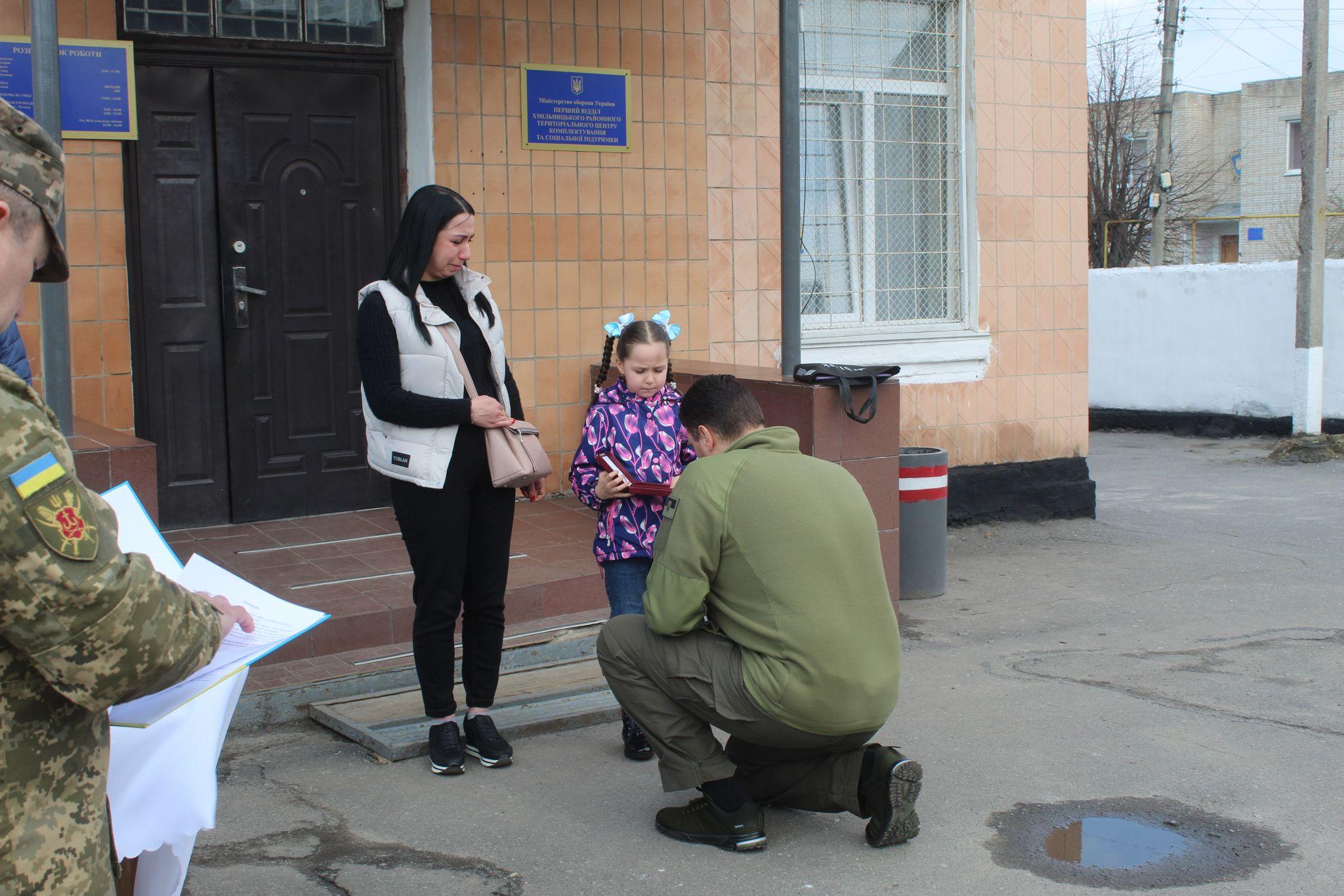 Новини Козятина - фото з Орден за мужність посмертно, нагороду отримала донька Героя