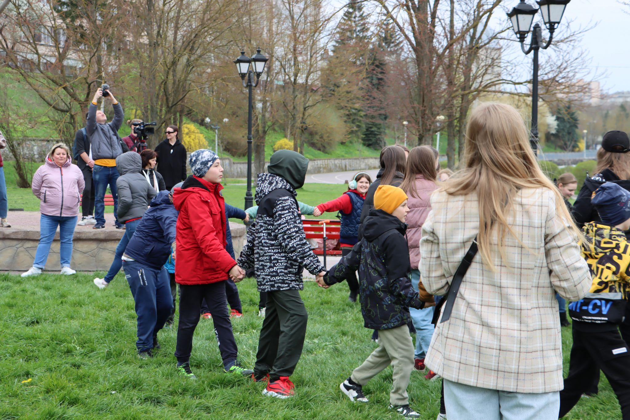 Новини Тернополя - фото з Як у парку Шевченка тернополяни водили гаївки. Шукайте себе на фото