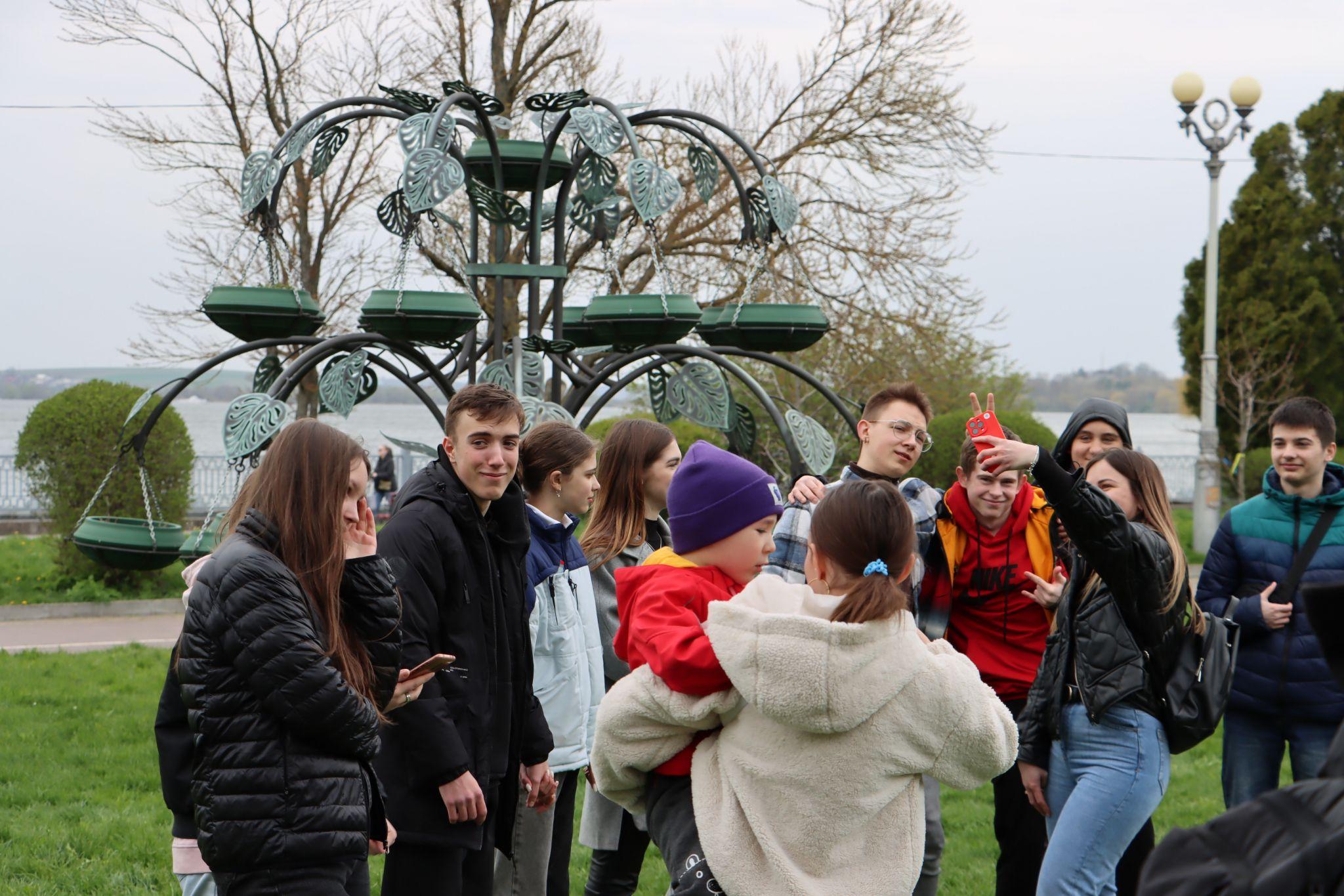 Новини Тернополя - фото з Як у парку Шевченка тернополяни водили гаївки. Шукайте себе на фото