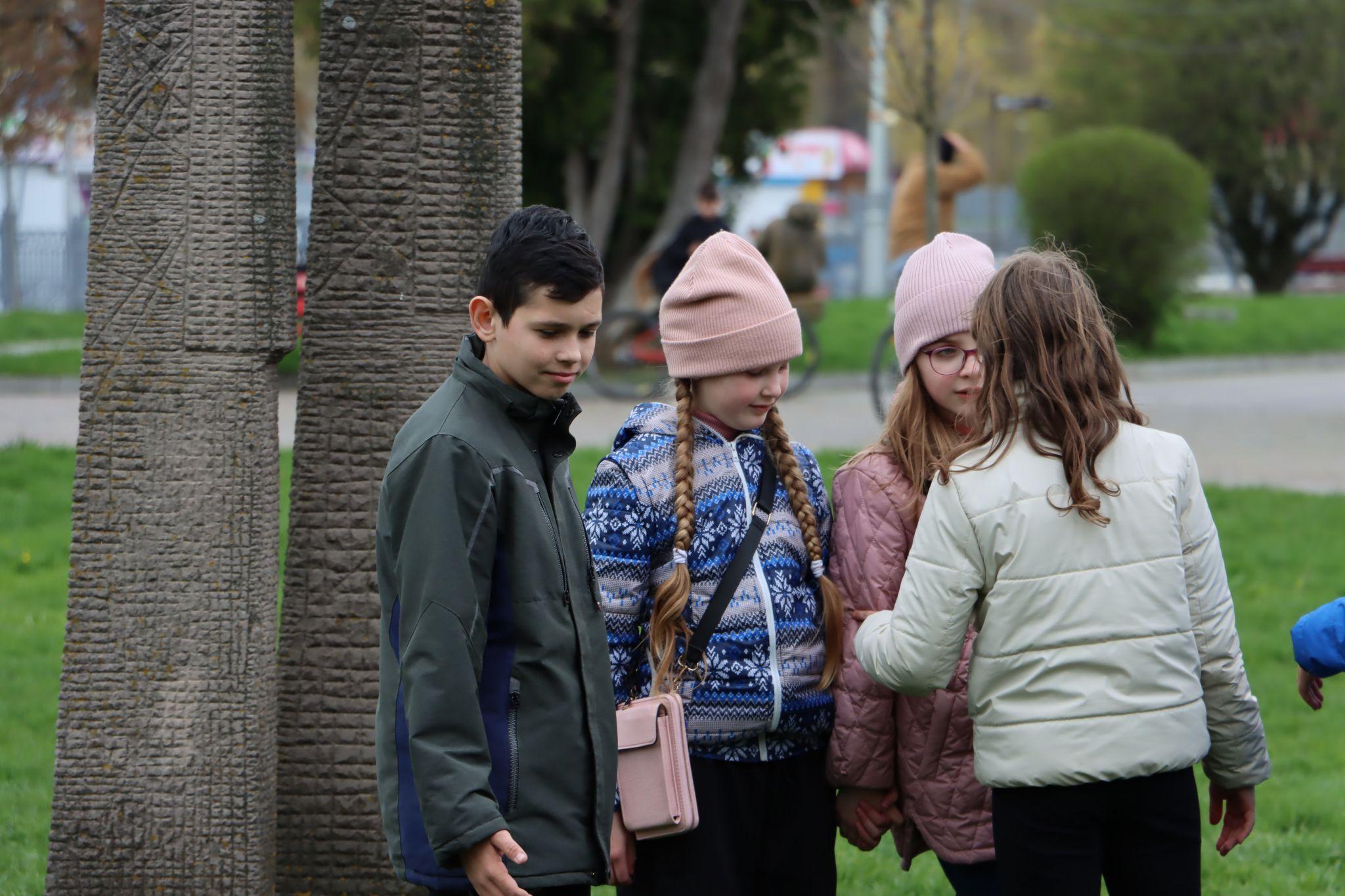 Новини Тернополя - фото з Як у парку Шевченка тернополяни водили гаївки. Шукайте себе на фото