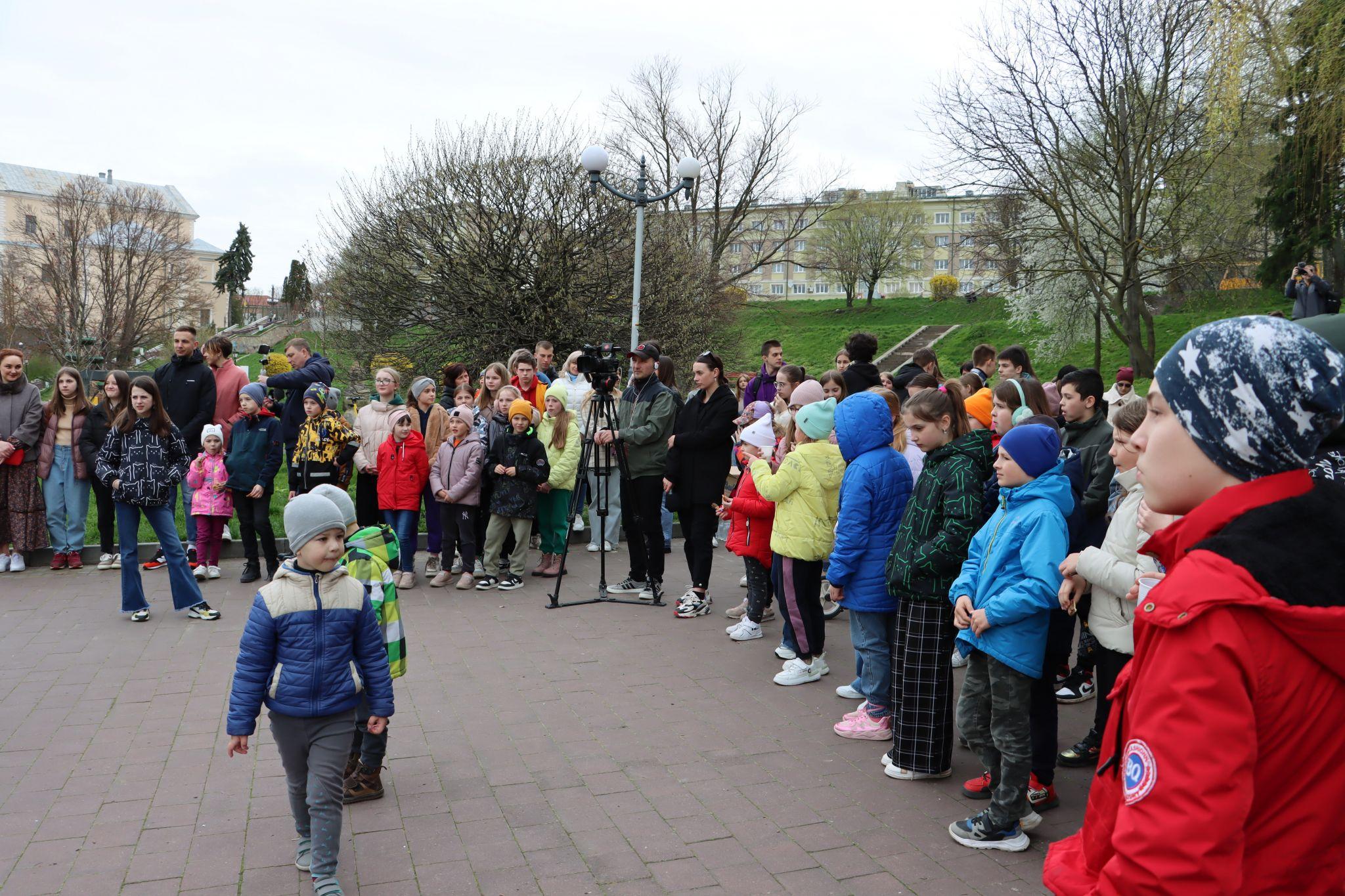 Новини Тернополя - фото з Як у парку Шевченка тернополяни водили гаївки. Шукайте себе на фото