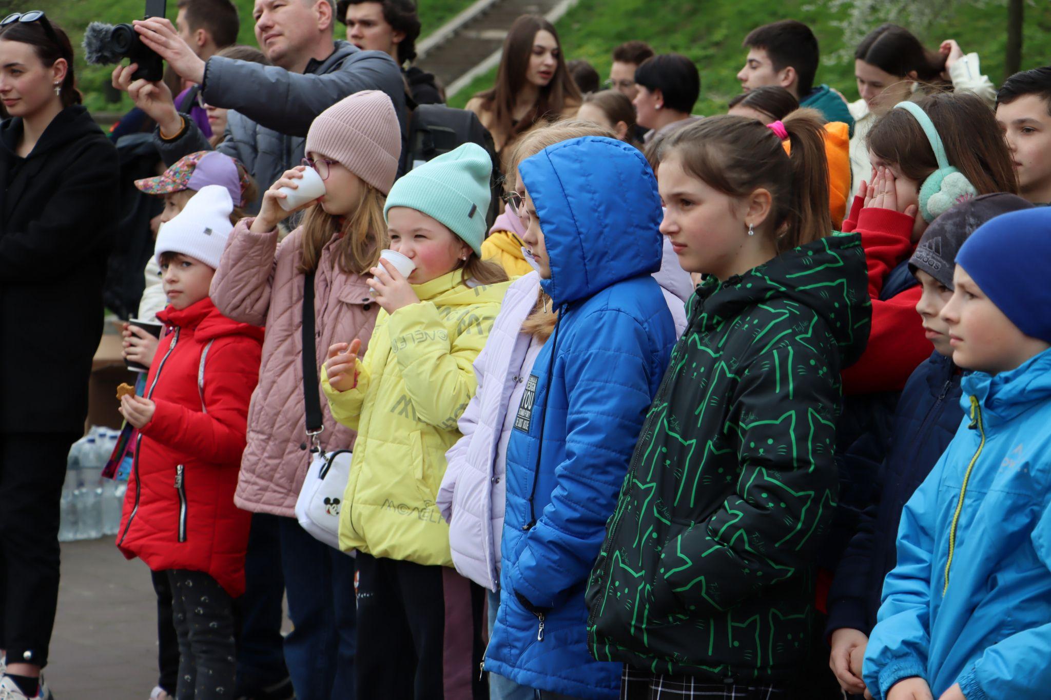 Новини Тернополя - фото з Як у парку Шевченка тернополяни водили гаївки. Шукайте себе на фото