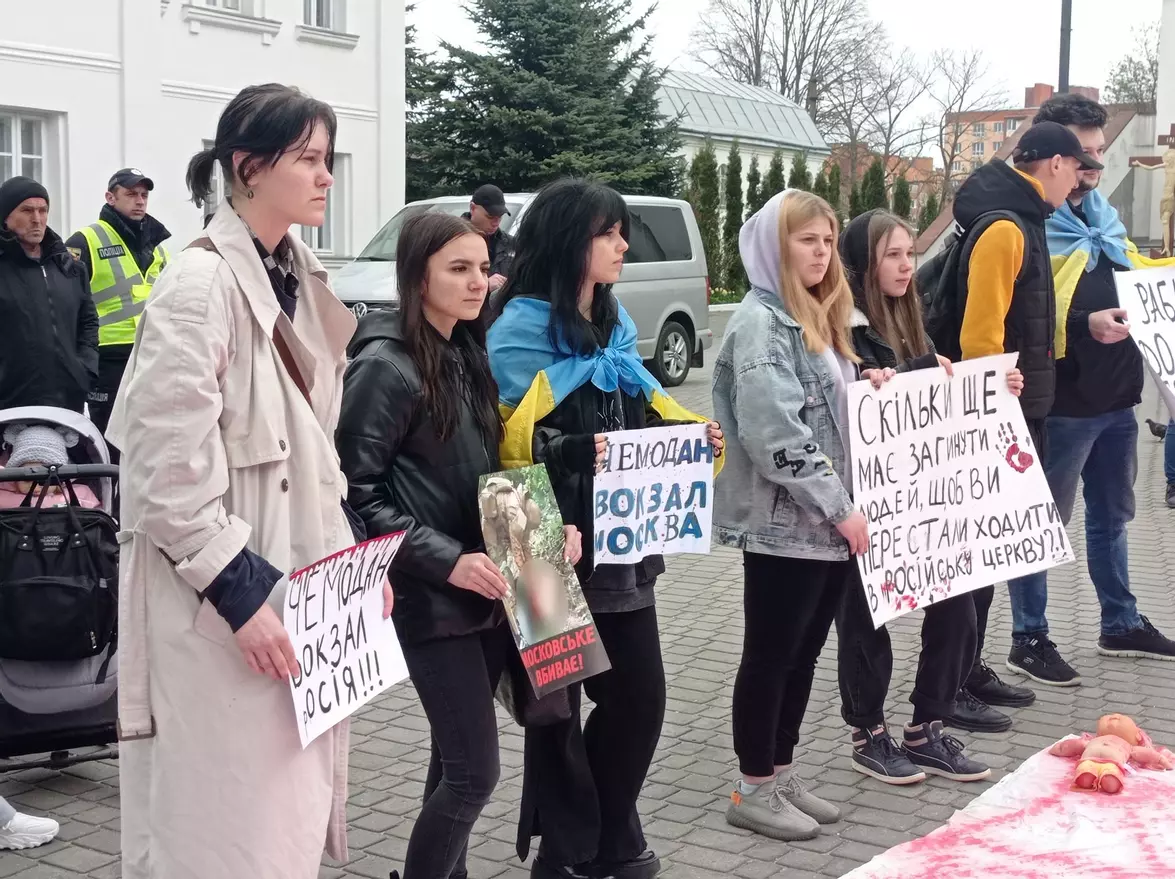 Новини Тернополя - фото з В Україні гинуть люди, а ви ходите до московського патріархату. Подробиці з мітингу у Тернополі 20 квітня
