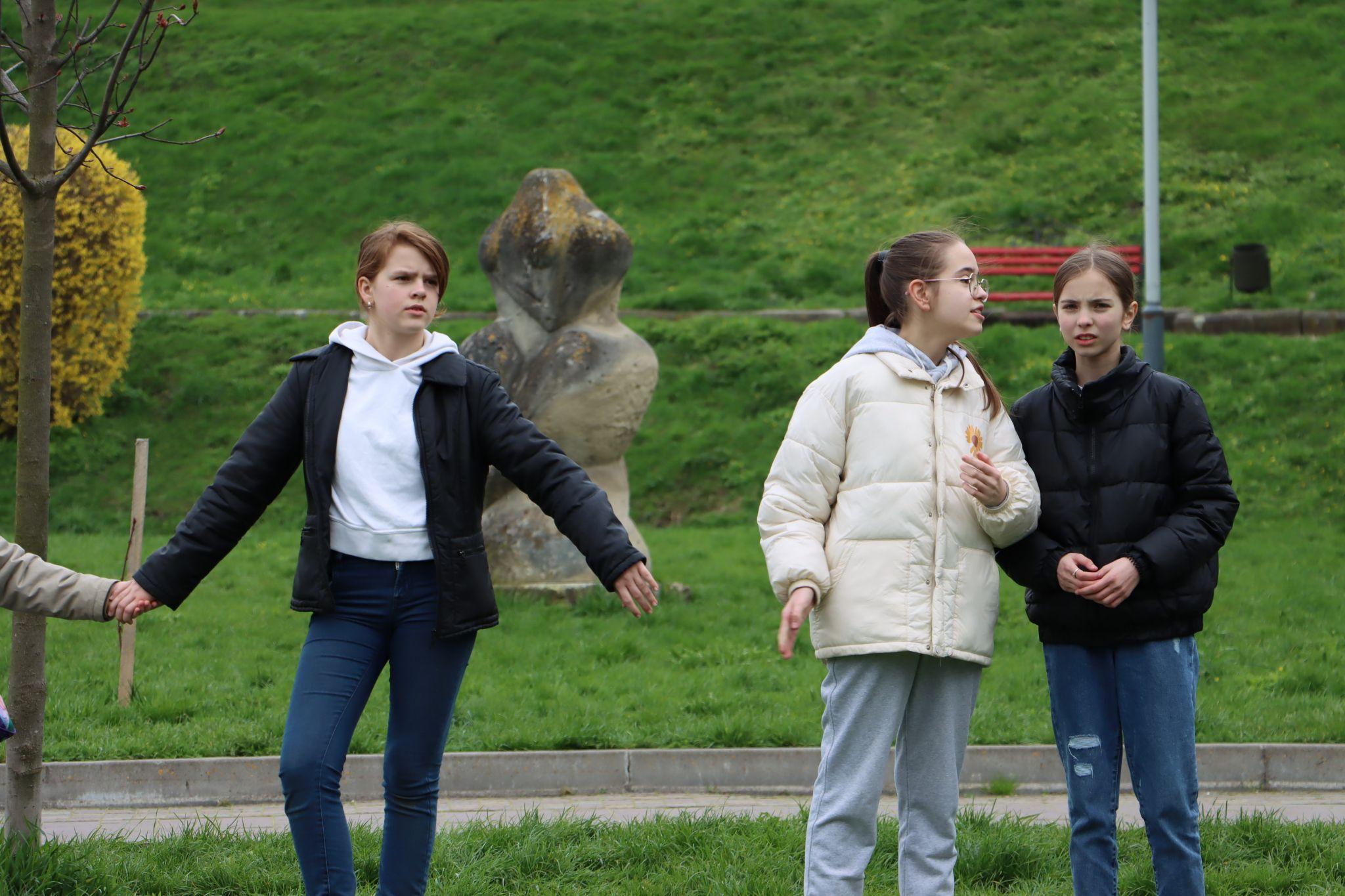 Новини Тернополя - фото з Як у парку Шевченка тернополяни водили гаївки. Шукайте себе на фото