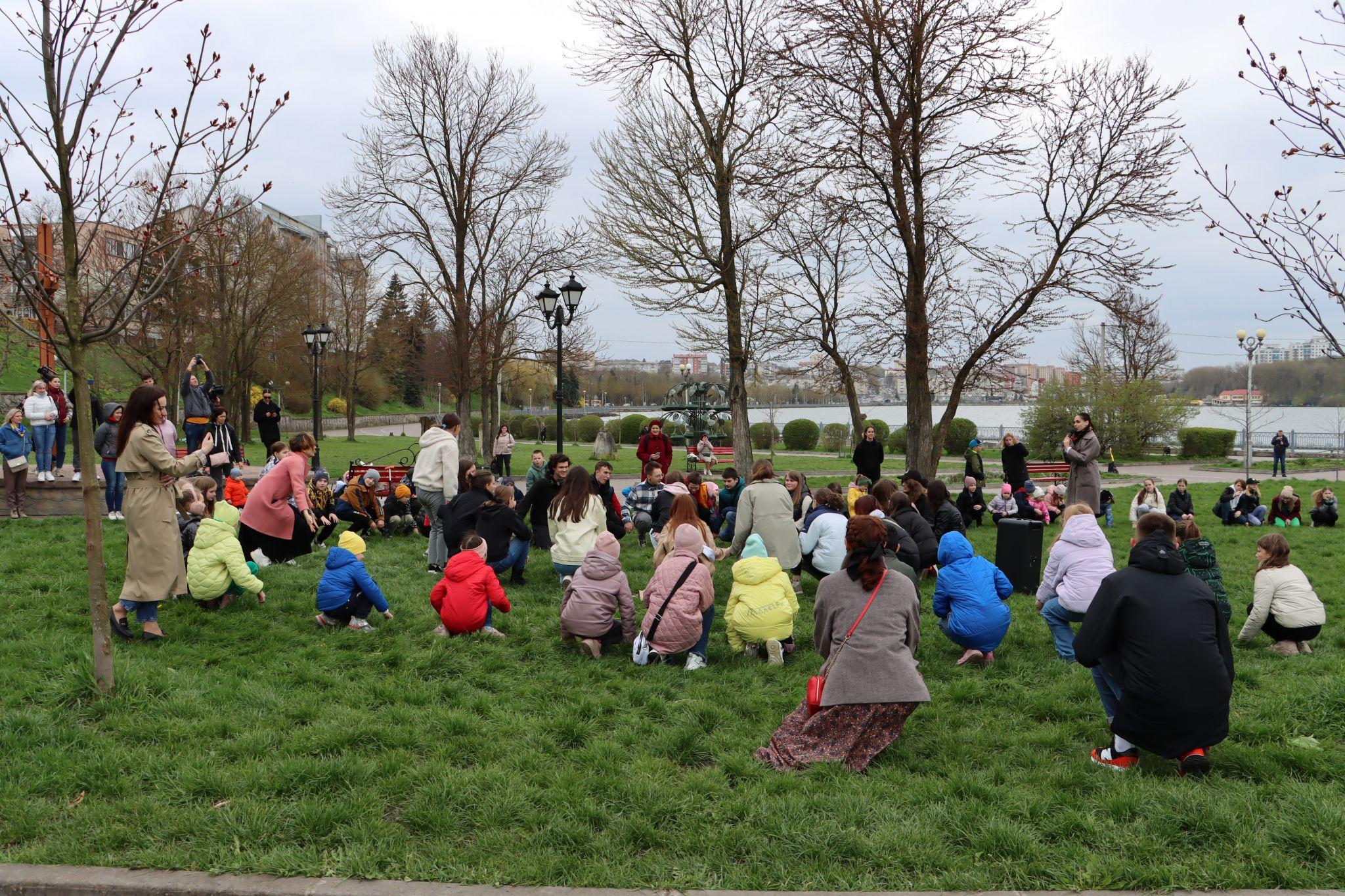 Новини Тернополя - фото з Як у парку Шевченка тернополяни водили гаївки. Шукайте себе на фото
