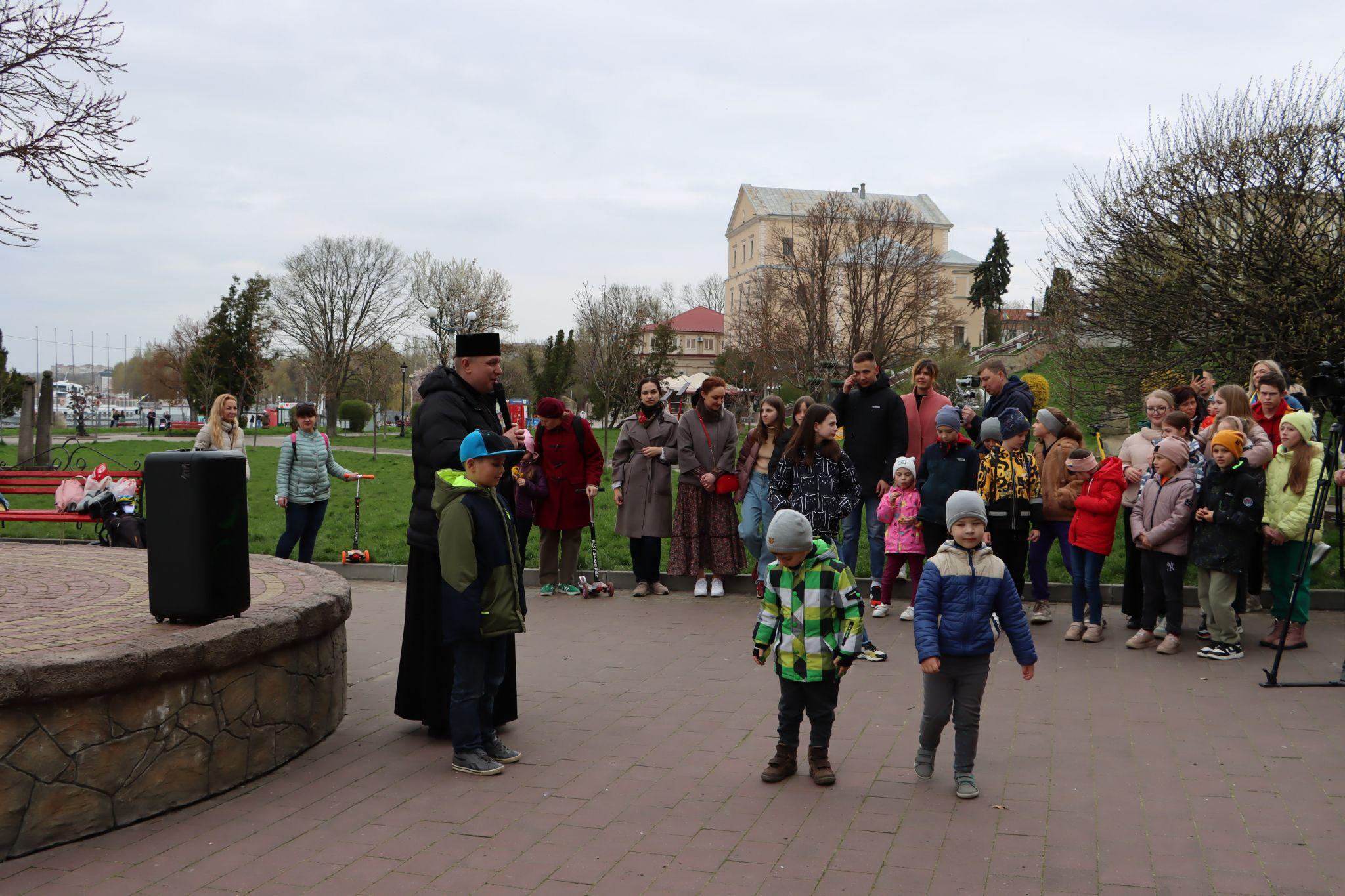 Новини Тернополя - фото з Як у парку Шевченка тернополяни водили гаївки. Шукайте себе на фото