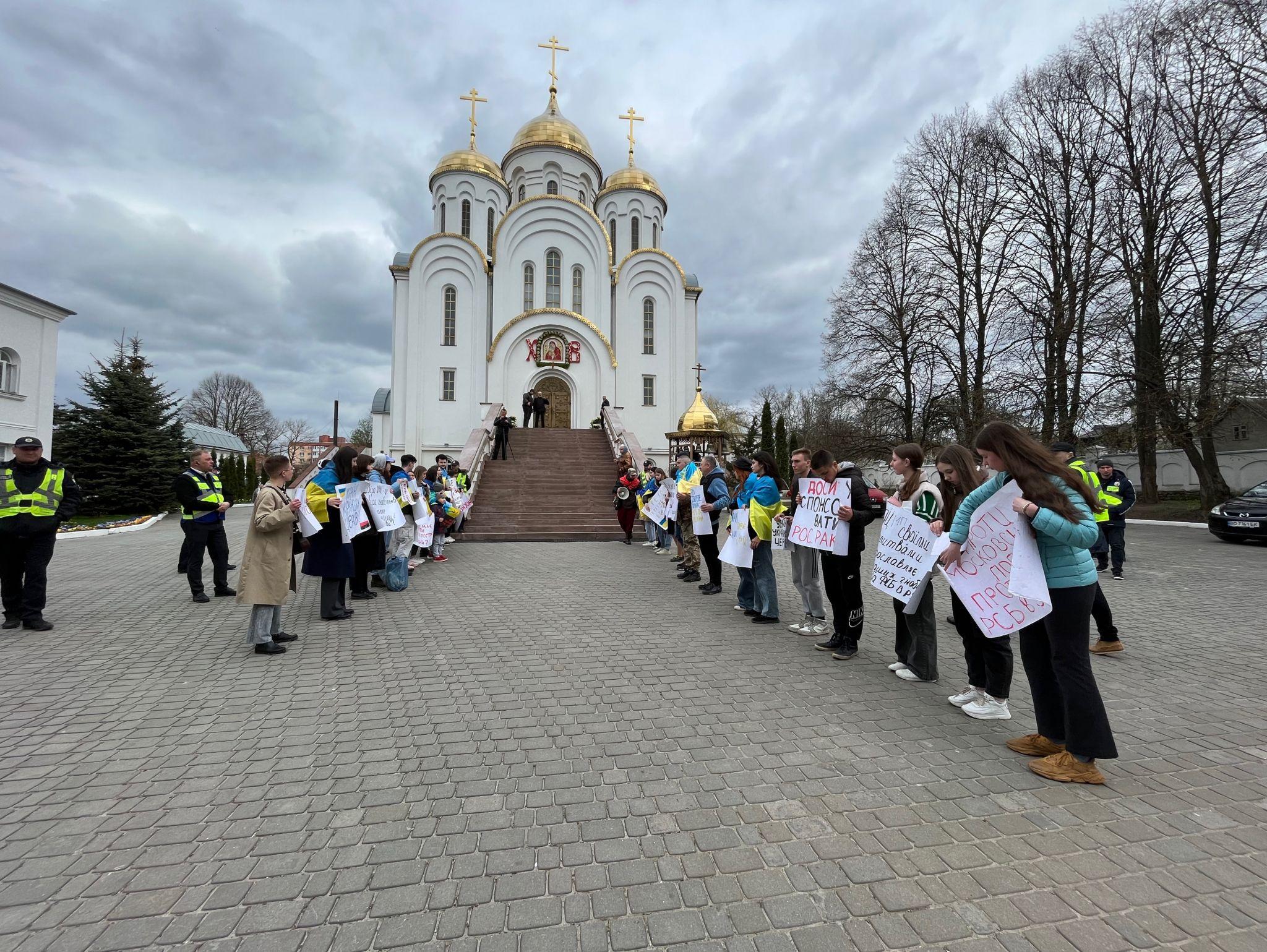 Новини Тернополя - фото з В Україні гинуть люди, а ви ходите до московського патріархату. Подробиці з мітингу у Тернополі 20 квітня