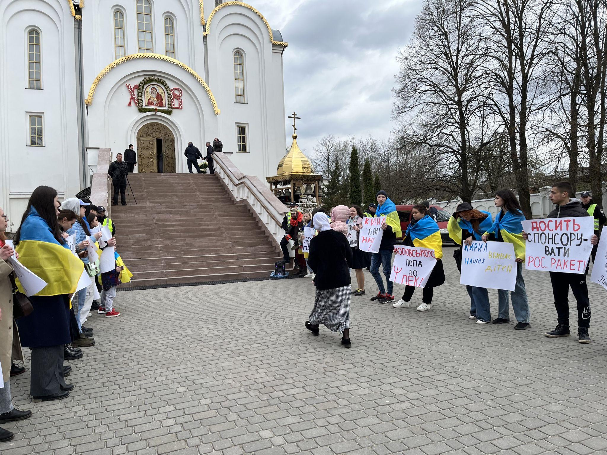 Новини Тернополя - фото з В Україні гинуть люди, а ви ходите до московського патріархату. Подробиці з мітингу у Тернополі 20 квітня