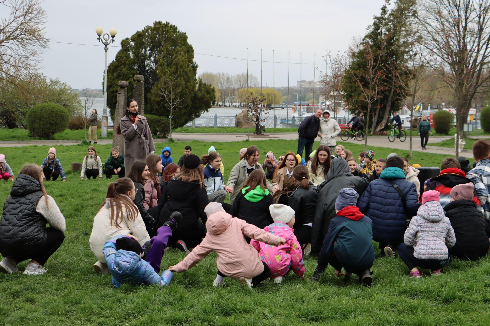 Новини Тернополя - фото з Як у парку Шевченка тернополяни водили гаївки. Шукайте себе на фото