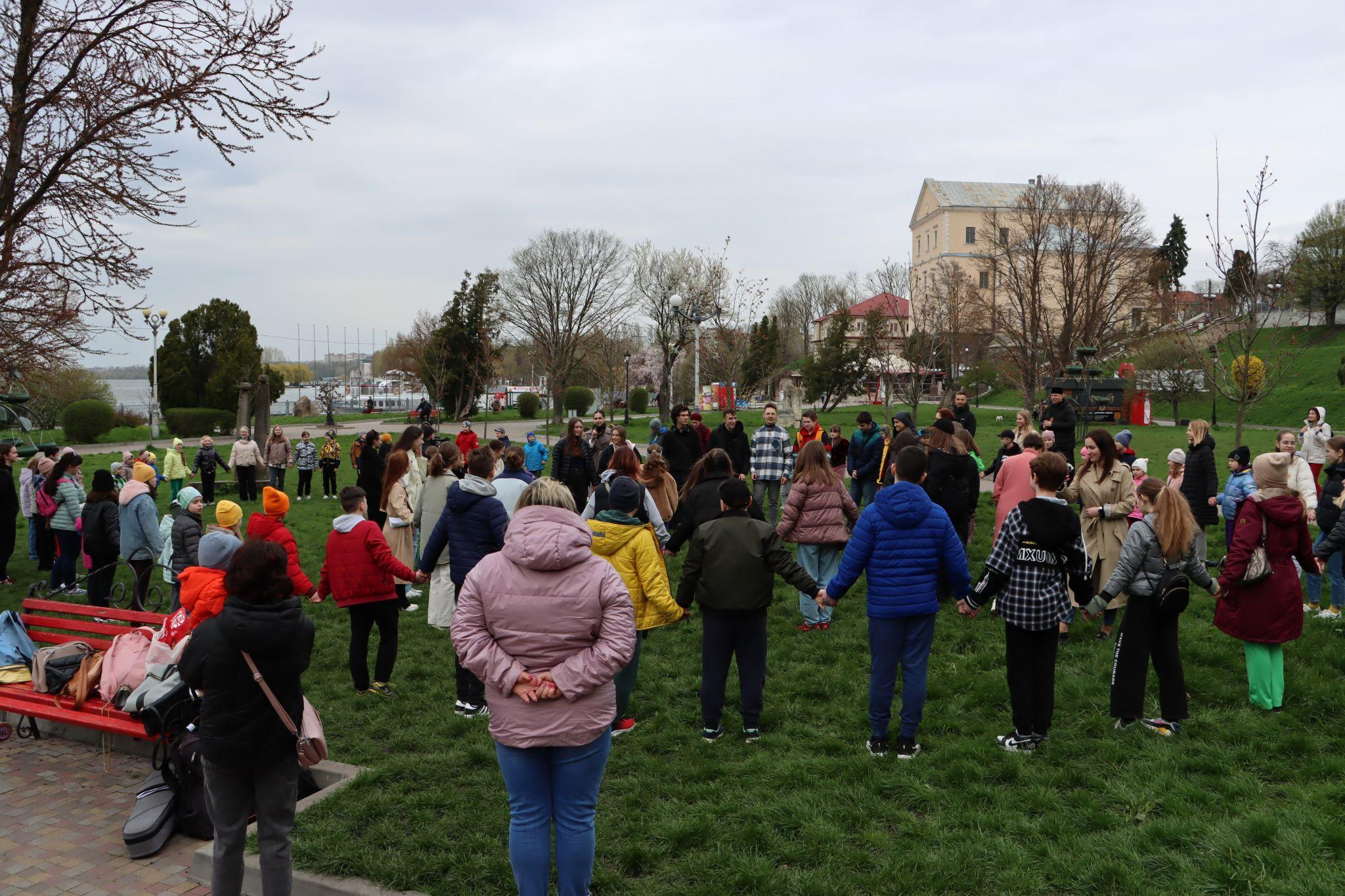 Новини Тернополя - фото з Як у парку Шевченка тернополяни водили гаївки. Шукайте себе на фото