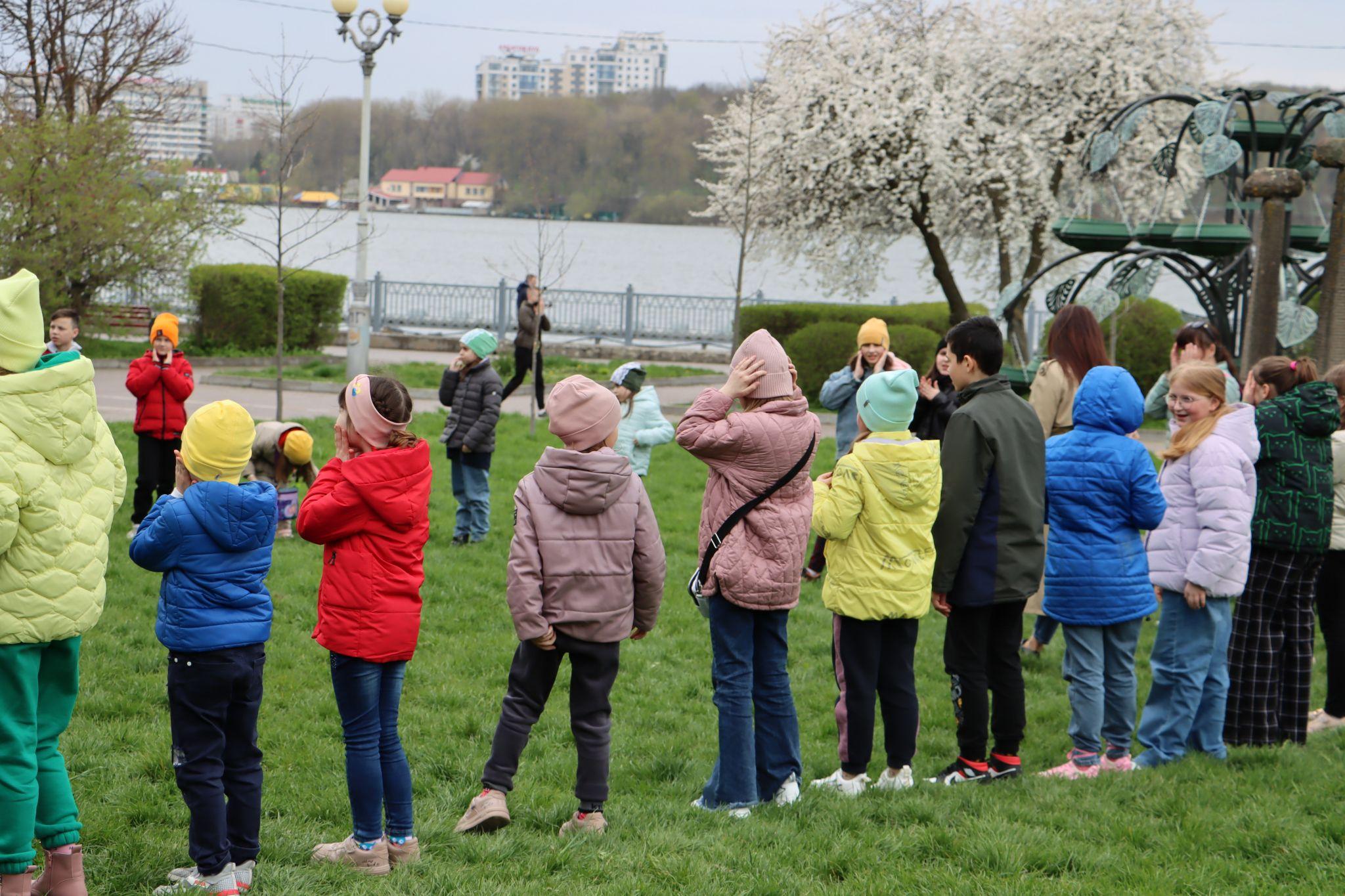 Новини Тернополя - фото з Як у парку Шевченка тернополяни водили гаївки. Шукайте себе на фото