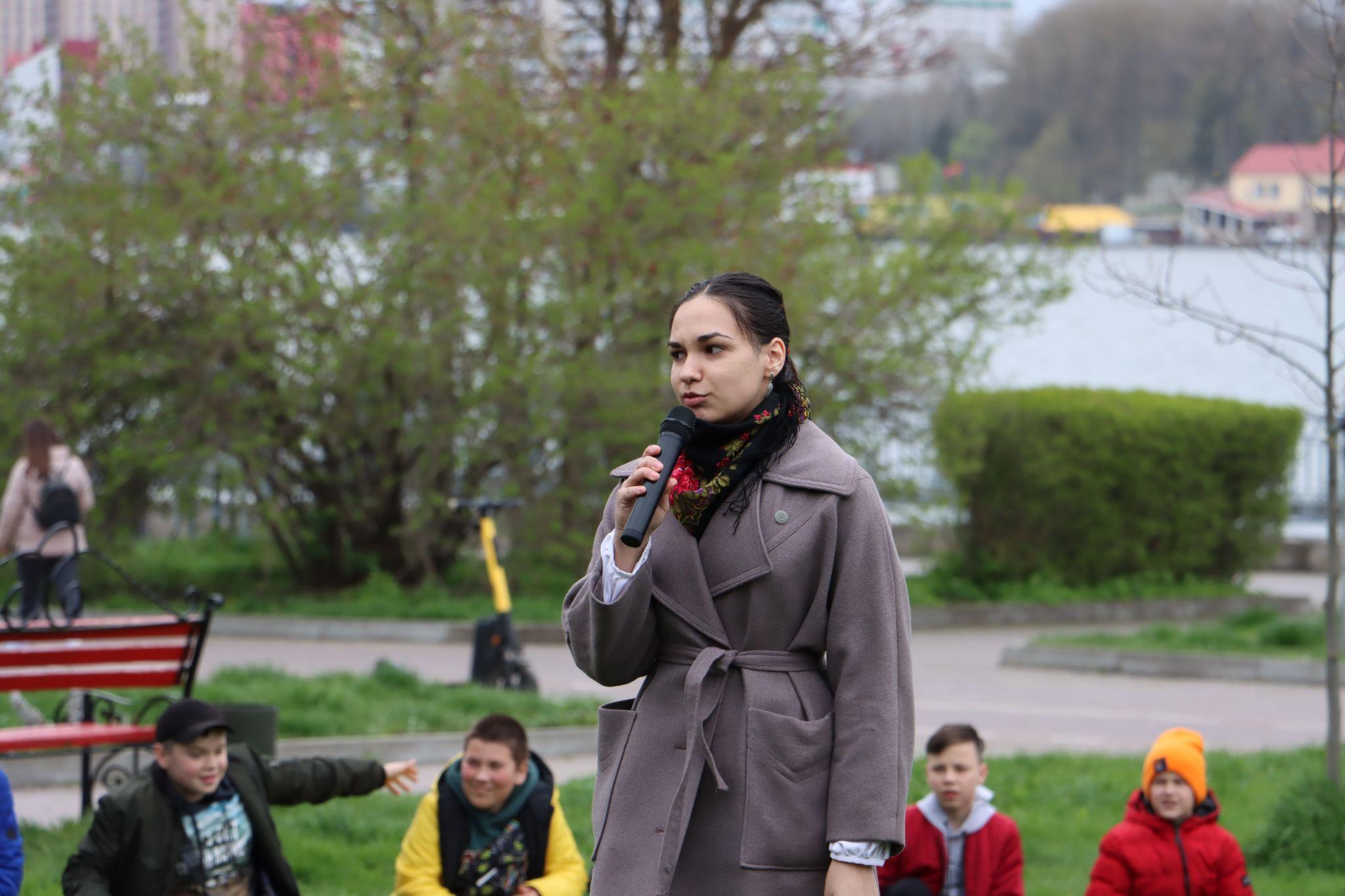 Новини Тернополя - фото з Як у парку Шевченка тернополяни водили гаївки. Шукайте себе на фото