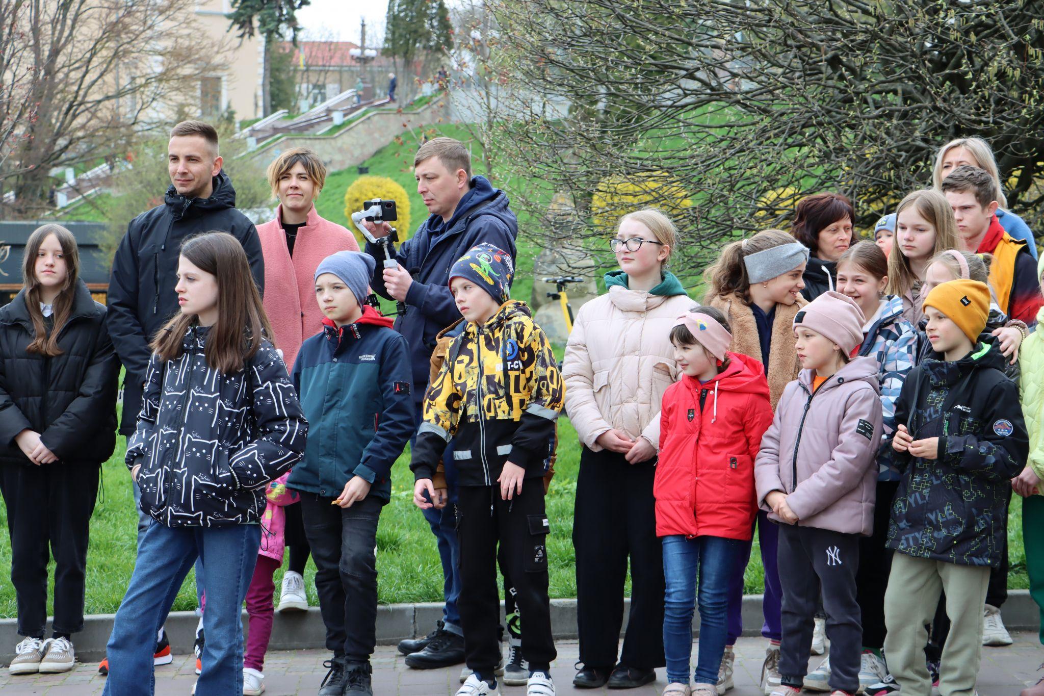 Новини Тернополя - фото з Як у парку Шевченка тернополяни водили гаївки. Шукайте себе на фото