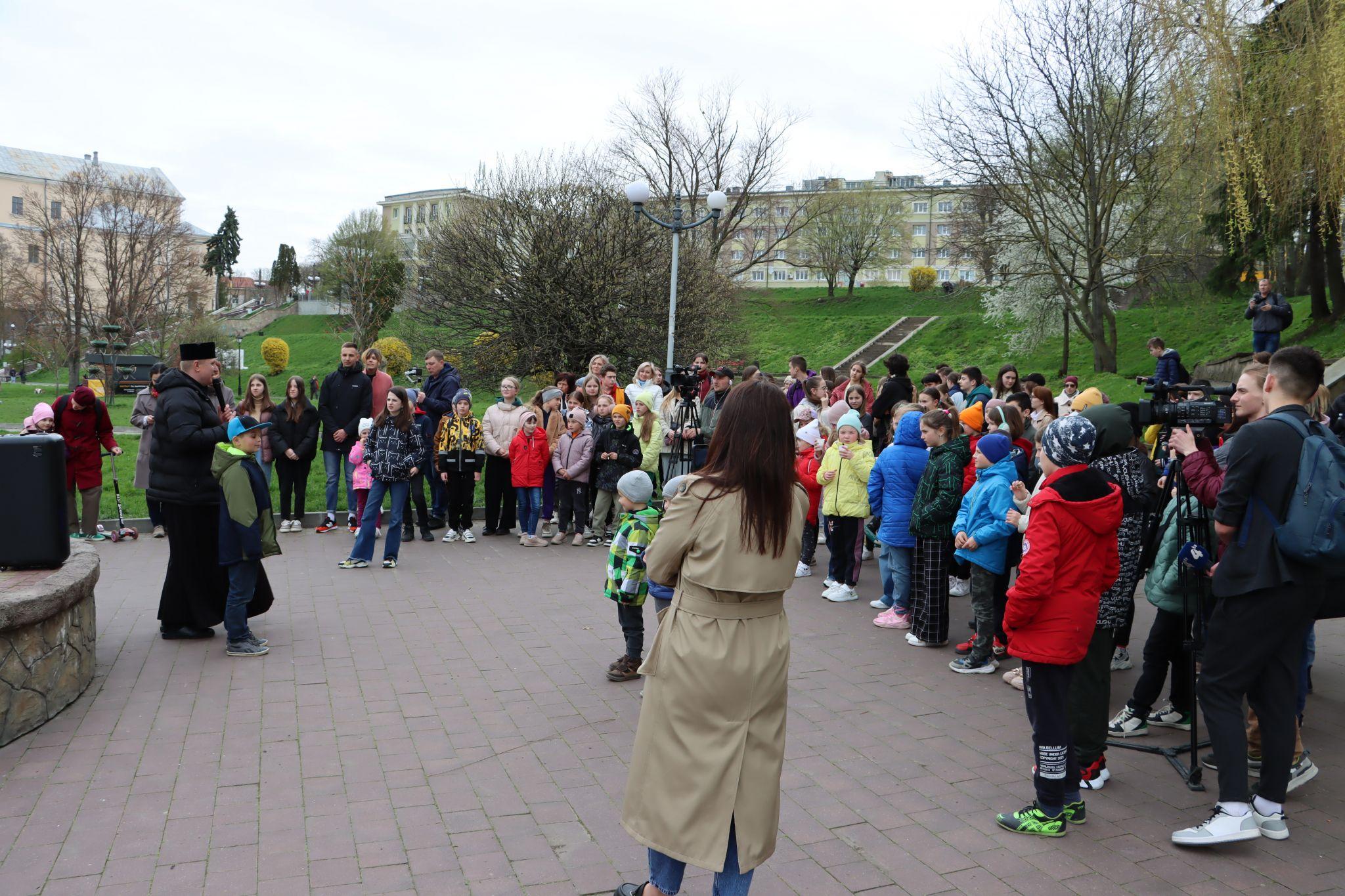 Новини Тернополя - фото з Як у парку Шевченка тернополяни водили гаївки. Шукайте себе на фото