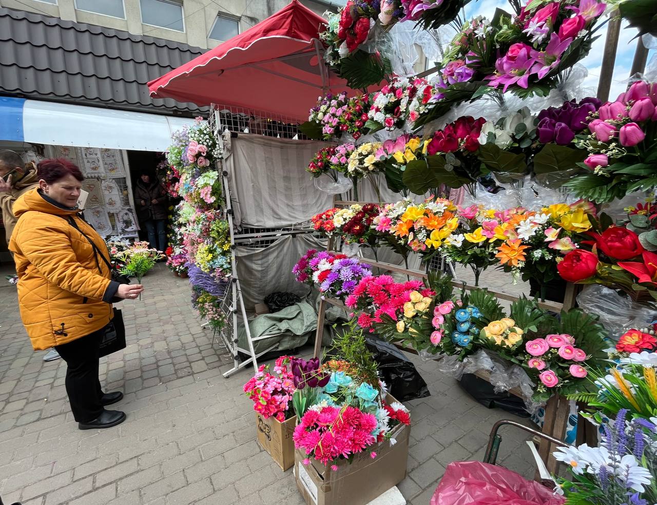 Новини Тернополя - фото з Скільки коштують штучні квіти у Тернополі та чому їх не варто нести на кладовище