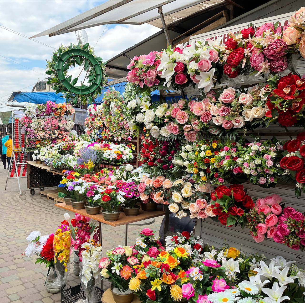 Новини Тернополя - фото з Скільки коштують штучні квіти у Тернополі та чому їх не варто нести на кладовище