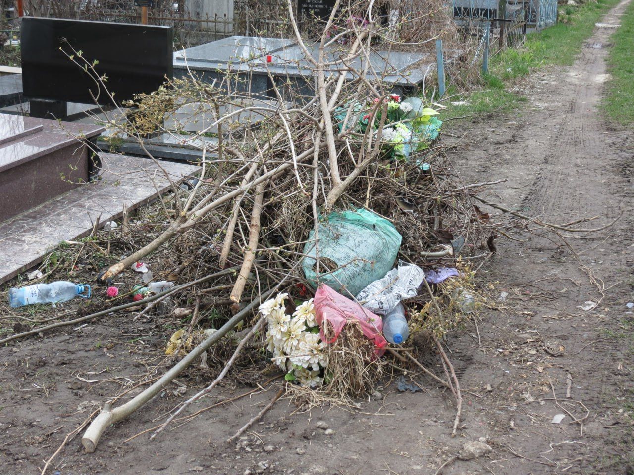 Новини Тернополя - фото з Скільки коштують штучні квіти у Тернополі та чому їх не варто нести на кладовище