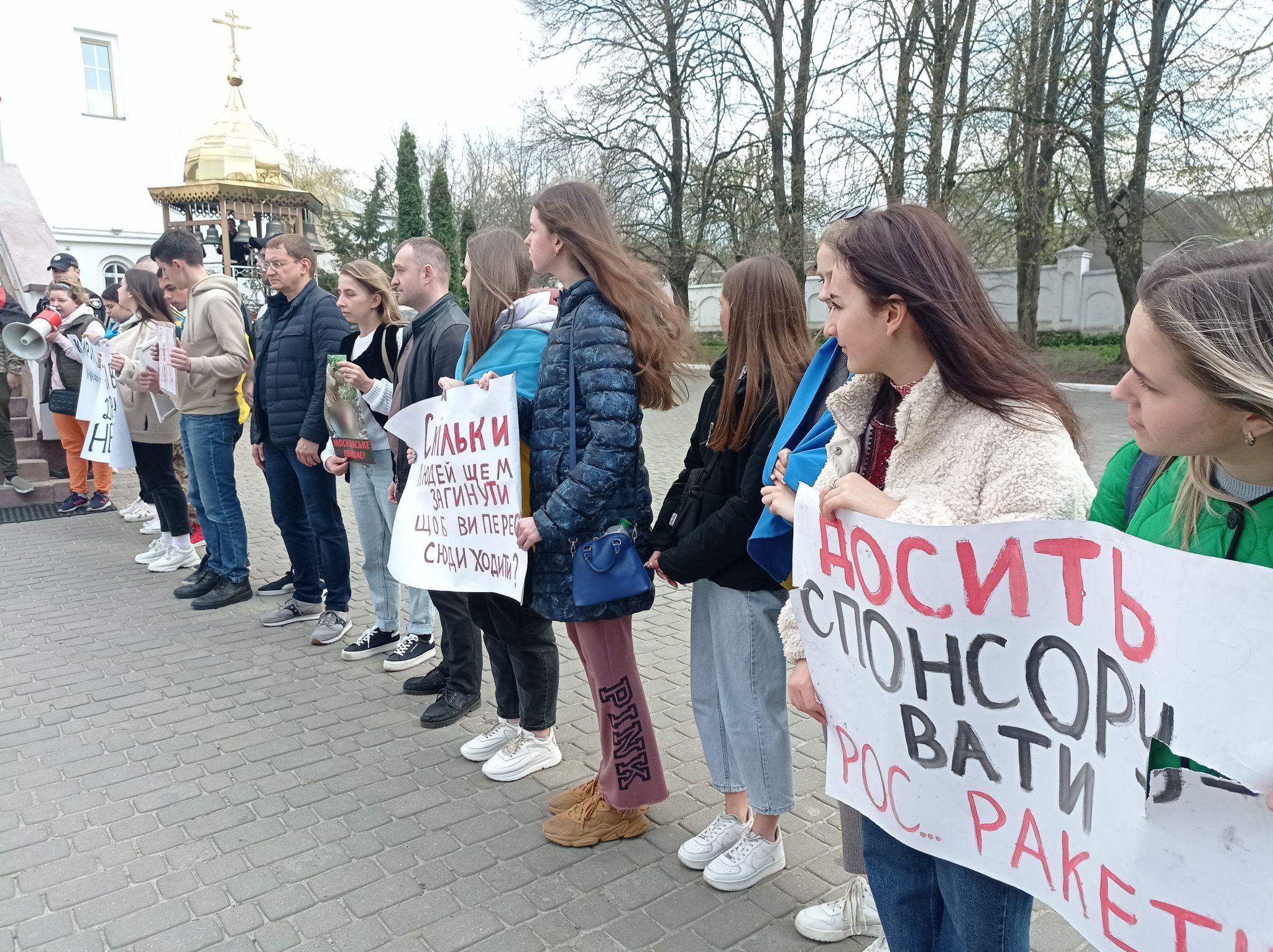 Новини Тернополя - фото з Біля церкви УПЦ знову протестують: що каже влада та церква
