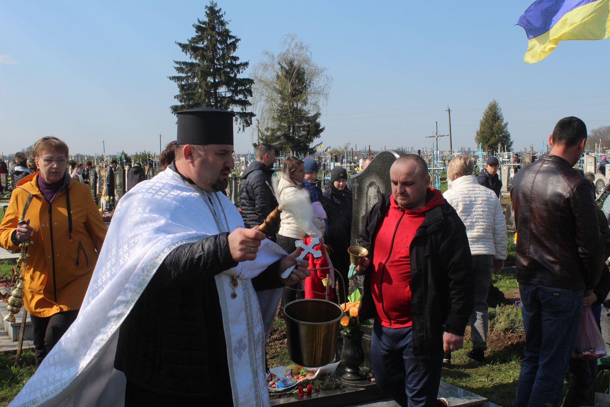 Новини Козятина - фото з На цвинтарі рідні садять, а чужі — крадуть квіти. Як наші земляки готувалися до проводів