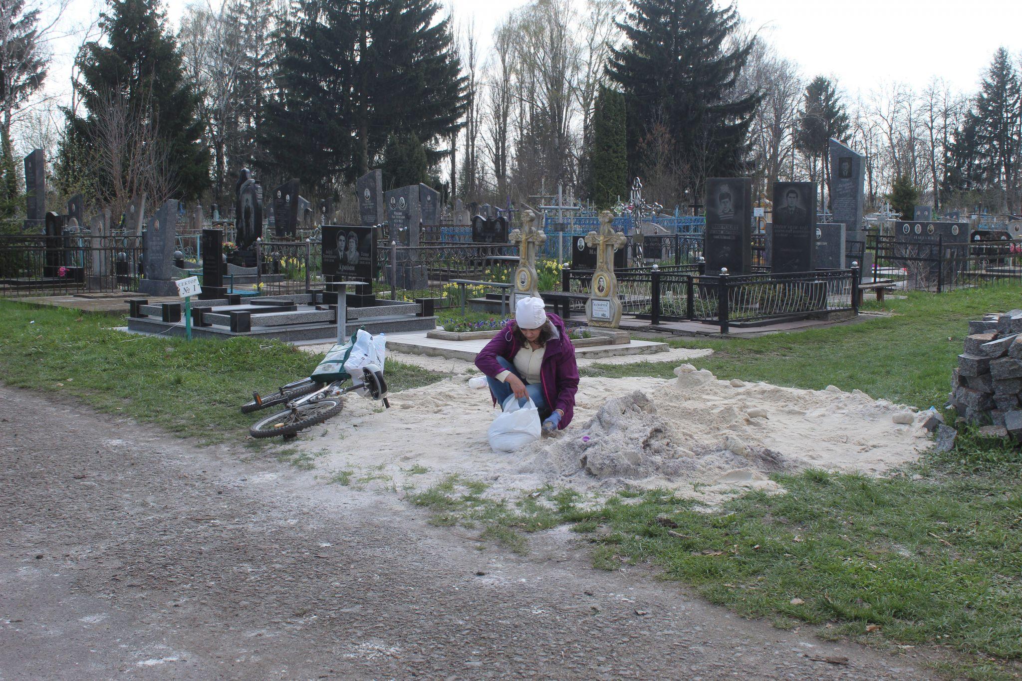 Новини Козятина - фото з На цвинтарі рідні садять, а чужі — крадуть квіти. Як наші земляки готувалися до проводів