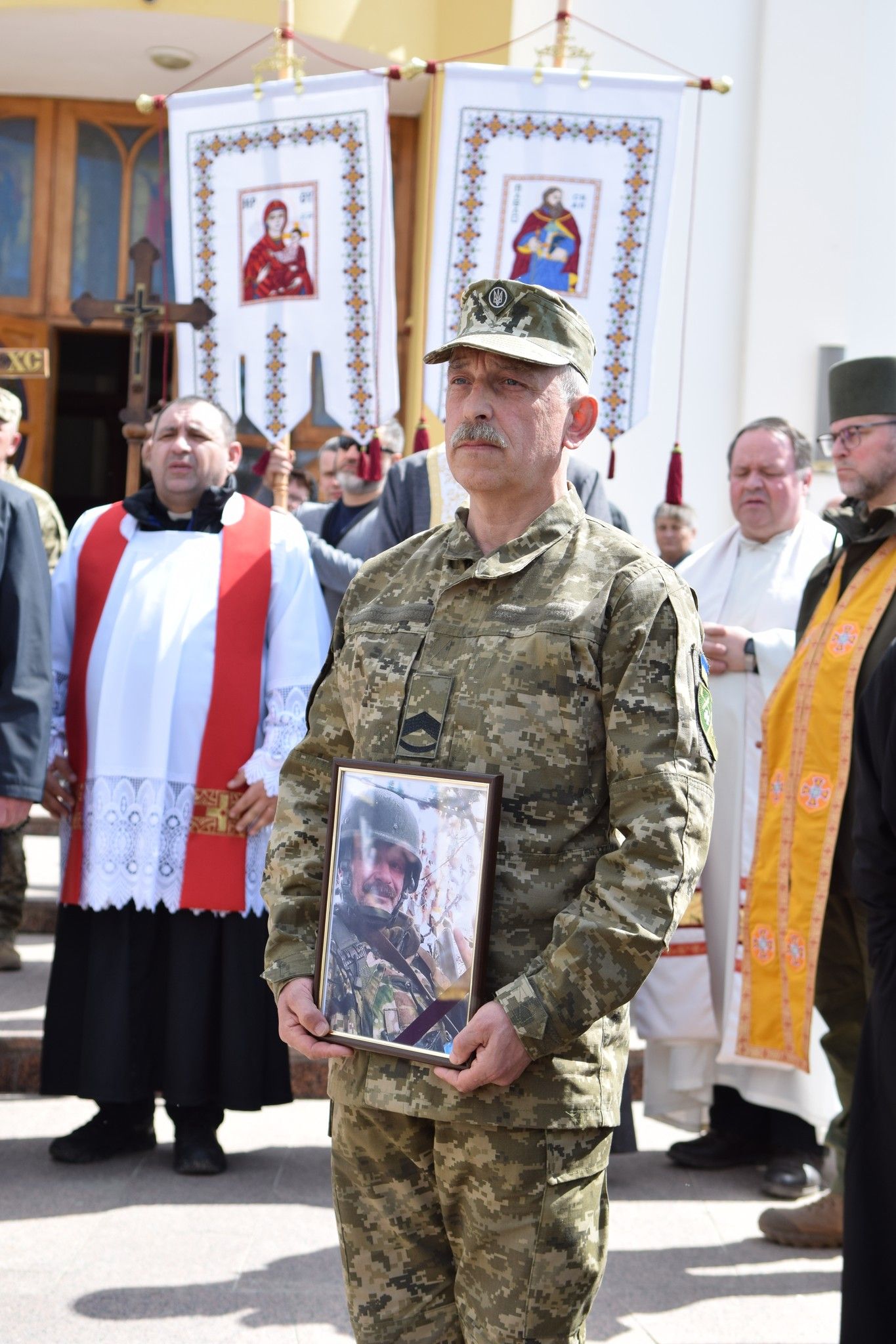 Новини Тернополя - фото з У Чорткові навколішки зустріли загиблого на фронті Героя Олега Барну