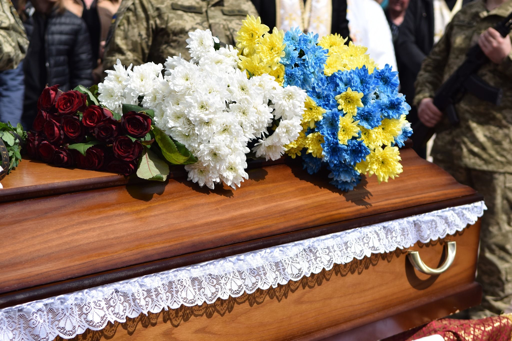 Новини Тернополя - фото з У Чорткові навколішки зустріли загиблого на фронті Героя Олега Барну