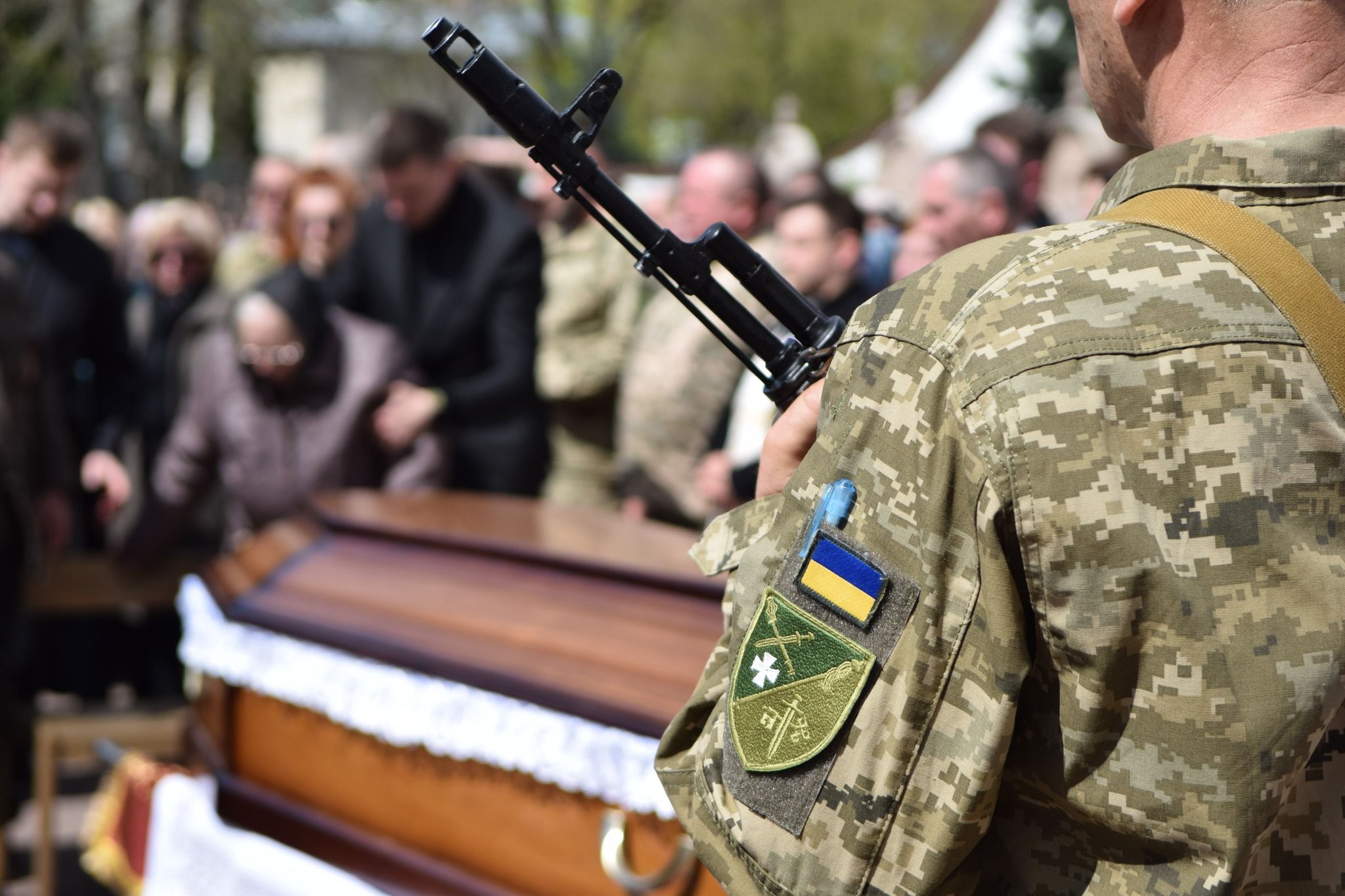 Новини Тернополя - фото з У Чорткові навколішки зустріли загиблого на фронті Героя Олега Барну