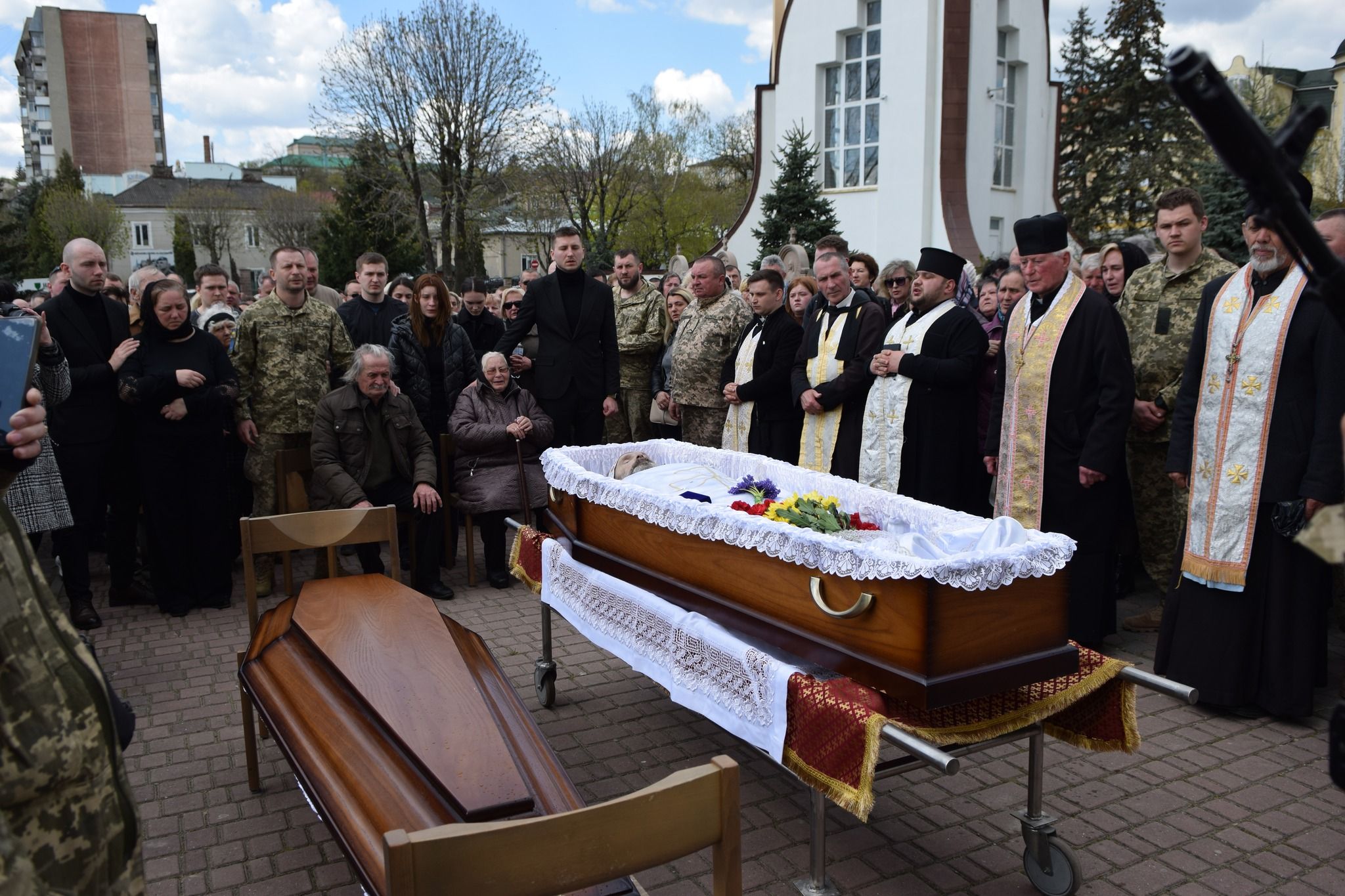 Новини Тернополя - фото з У Чорткові навколішки зустріли загиблого на фронті Героя Олега Барну