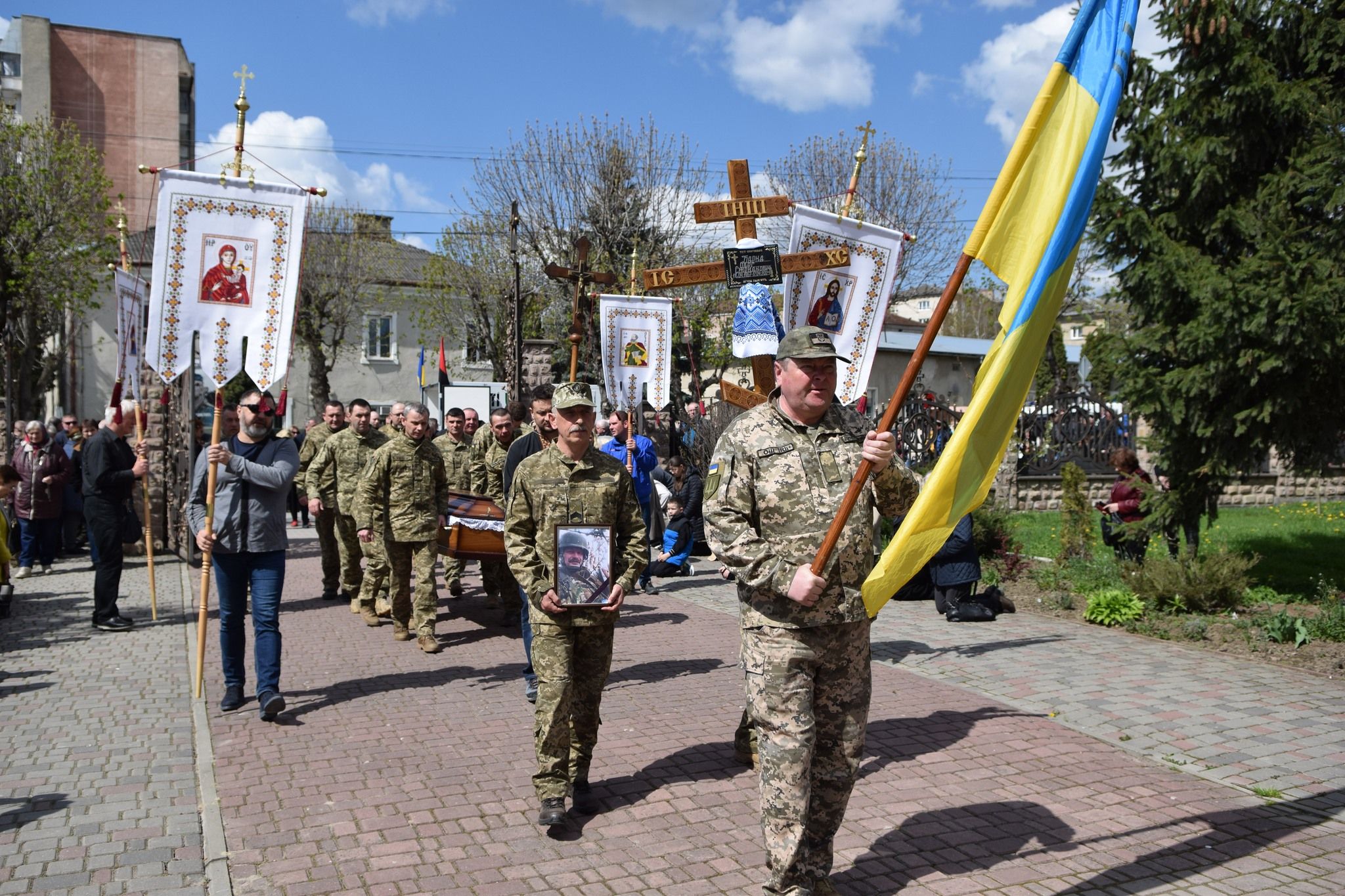 Новини Тернополя - фото з У Чорткові навколішки зустріли загиблого на фронті Героя Олега Барну
