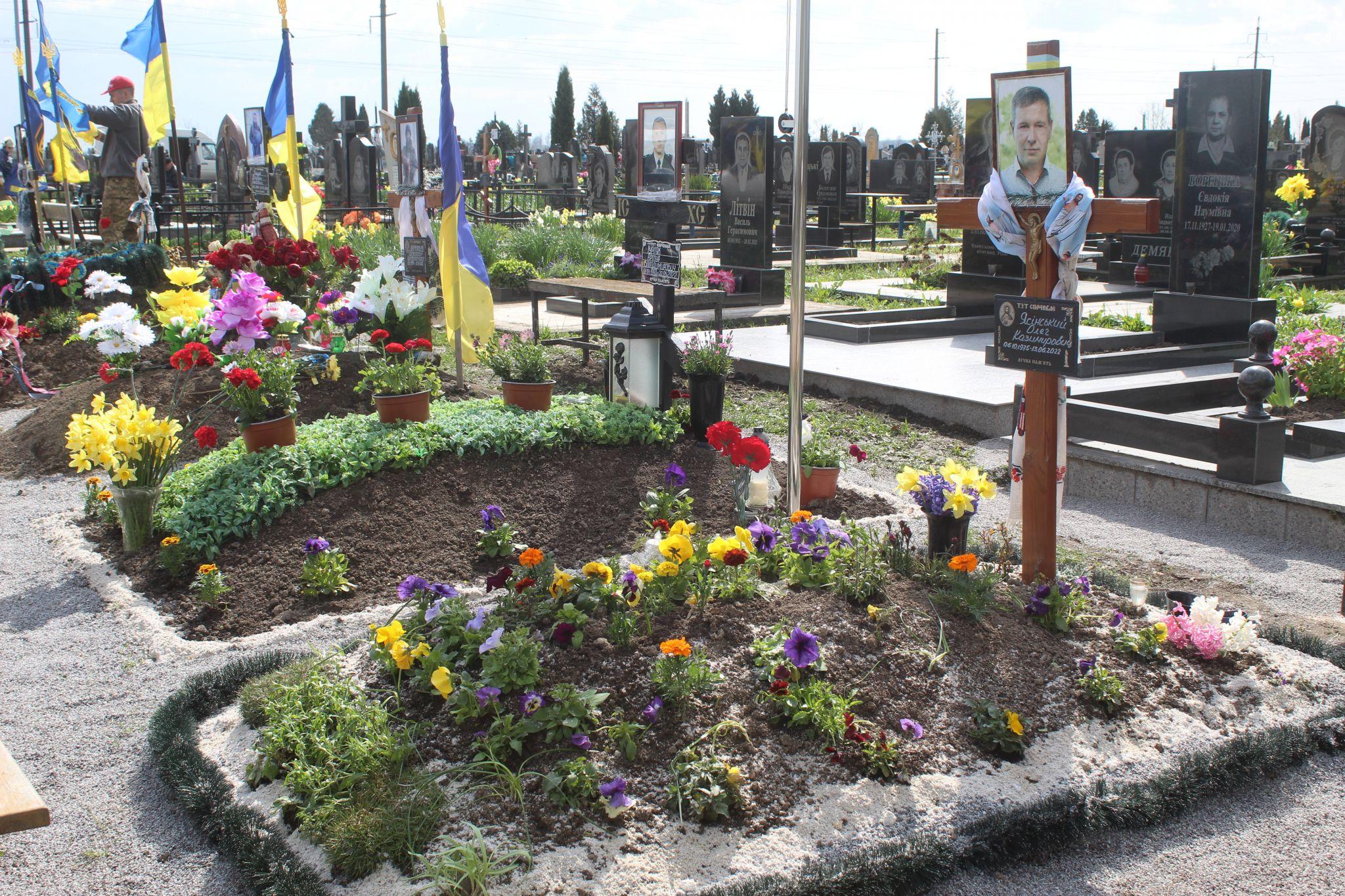 Новини Козятина - фото з На цвинтарі рідні садять, а чужі — крадуть квіти. Як наші земляки готувалися до проводів