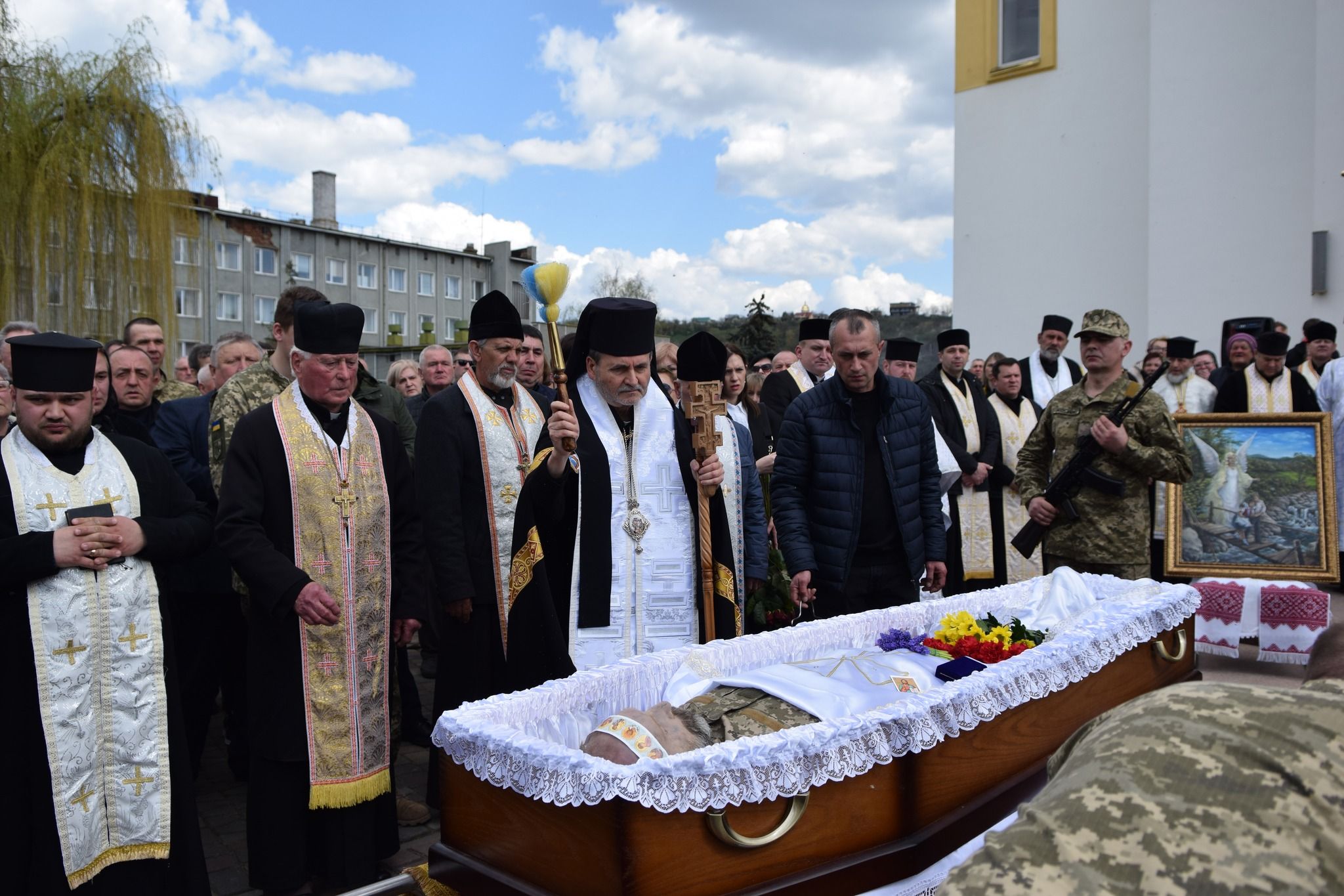 Новини Тернополя - фото з У Чорткові навколішки зустріли загиблого на фронті Героя Олега Барну