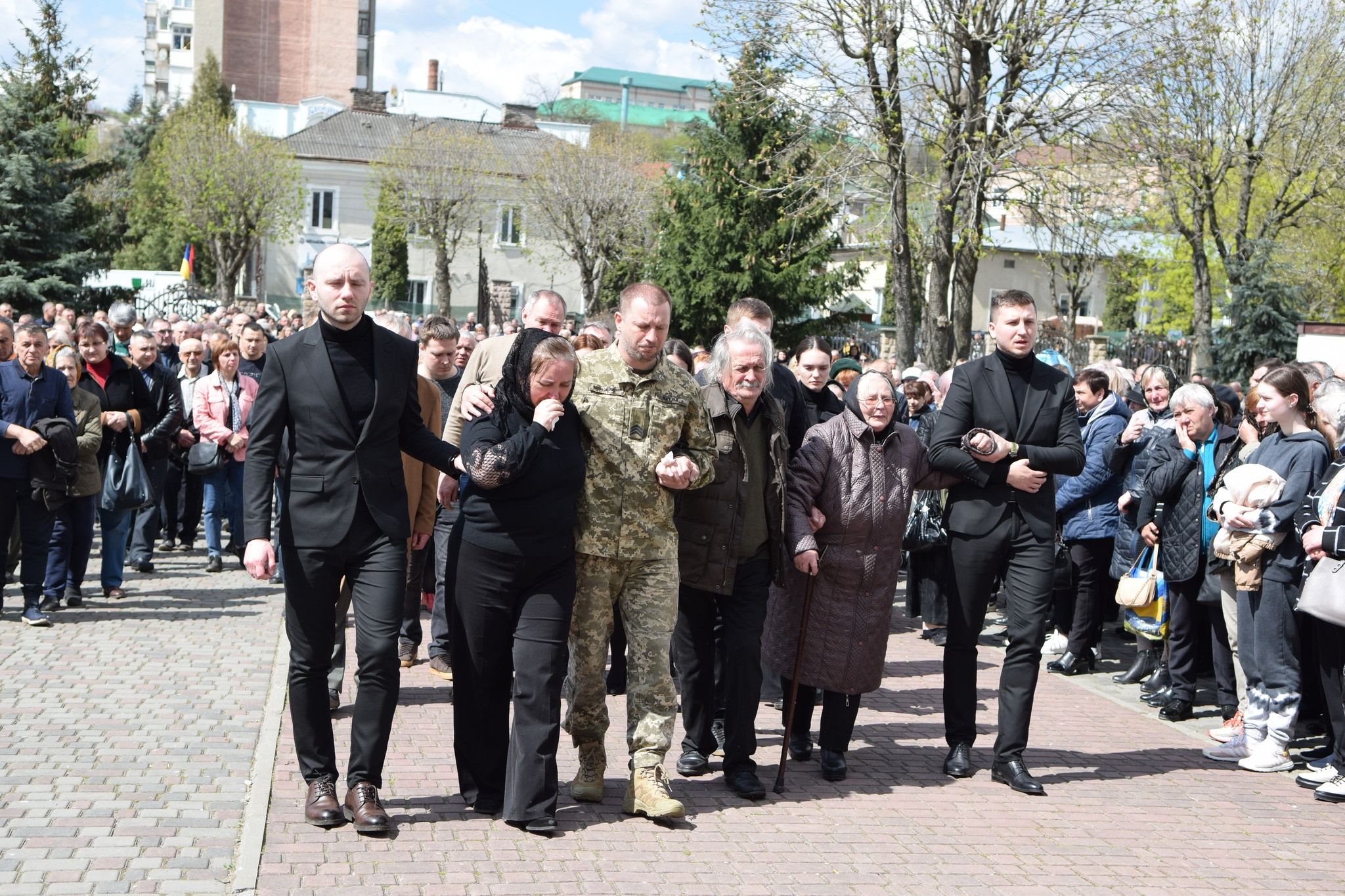 Новини Тернополя - фото з У Чорткові навколішки зустріли загиблого на фронті Героя Олега Барну