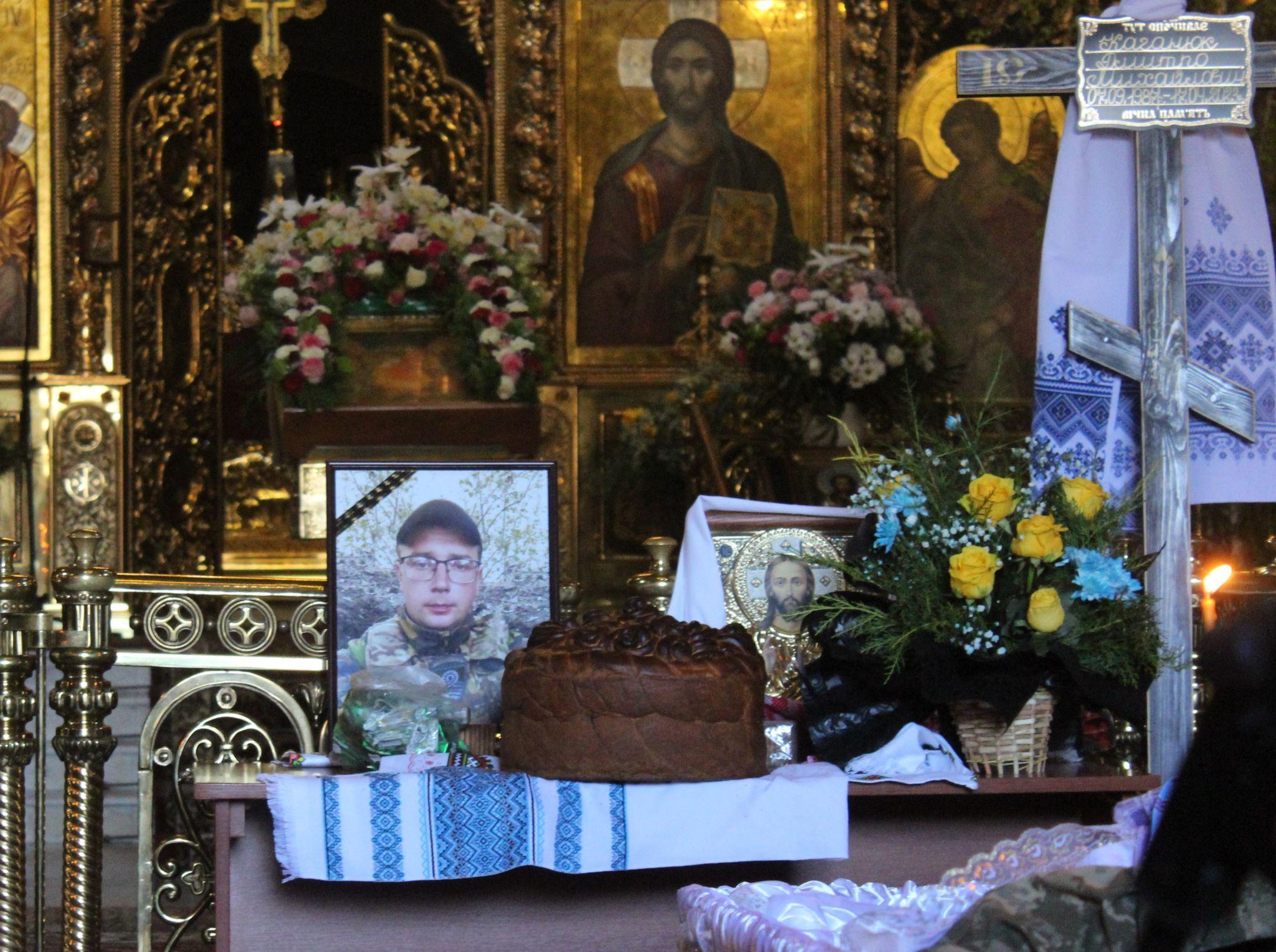 Новини Вінниці - фото з «На Великдень він ще говорив з доньками». Вінниця попрощалася з воїном Дмитром Каганюком