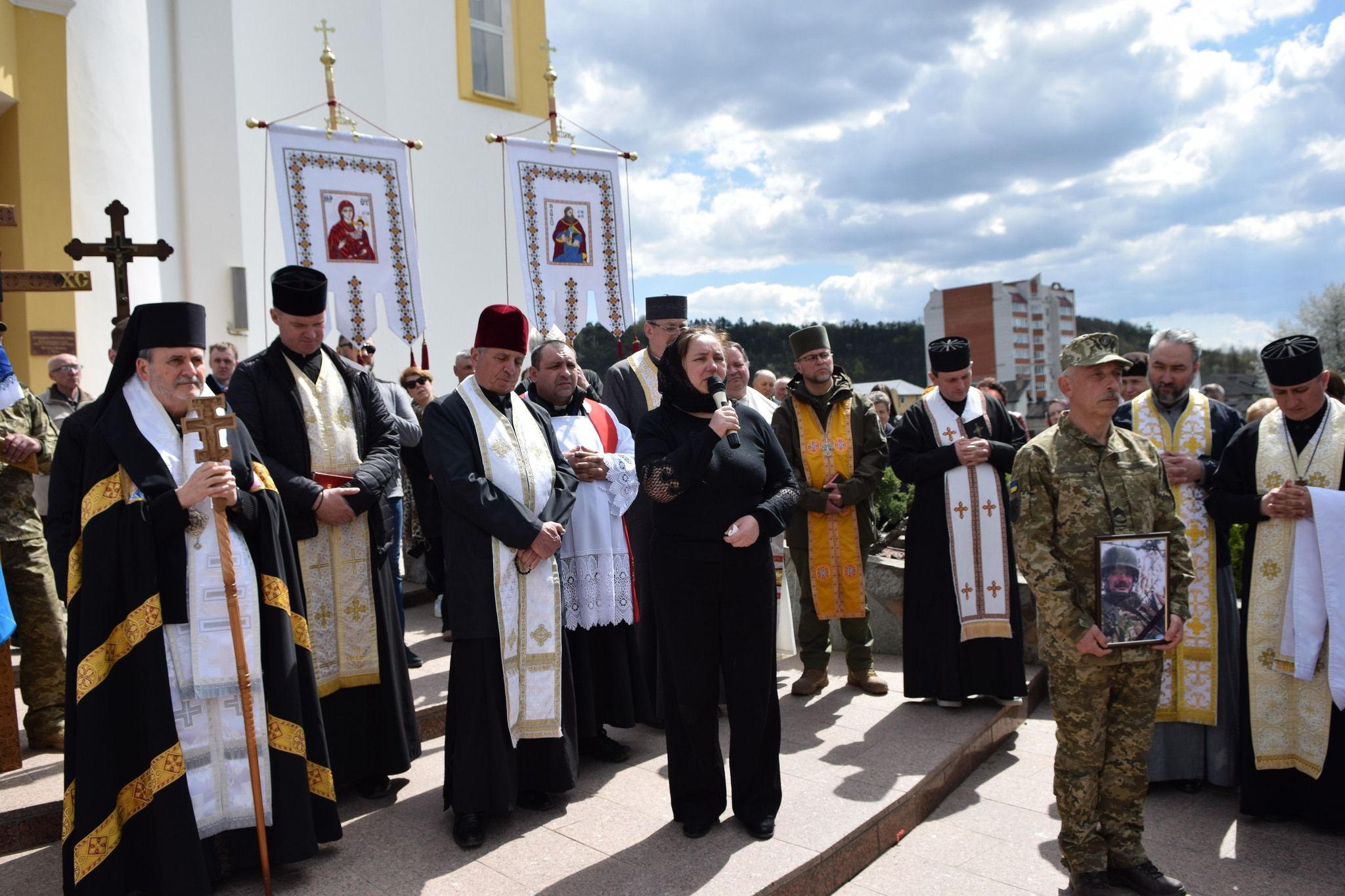 Новини Тернополя - фото з У Чорткові навколішки зустріли загиблого на фронті Героя Олега Барну