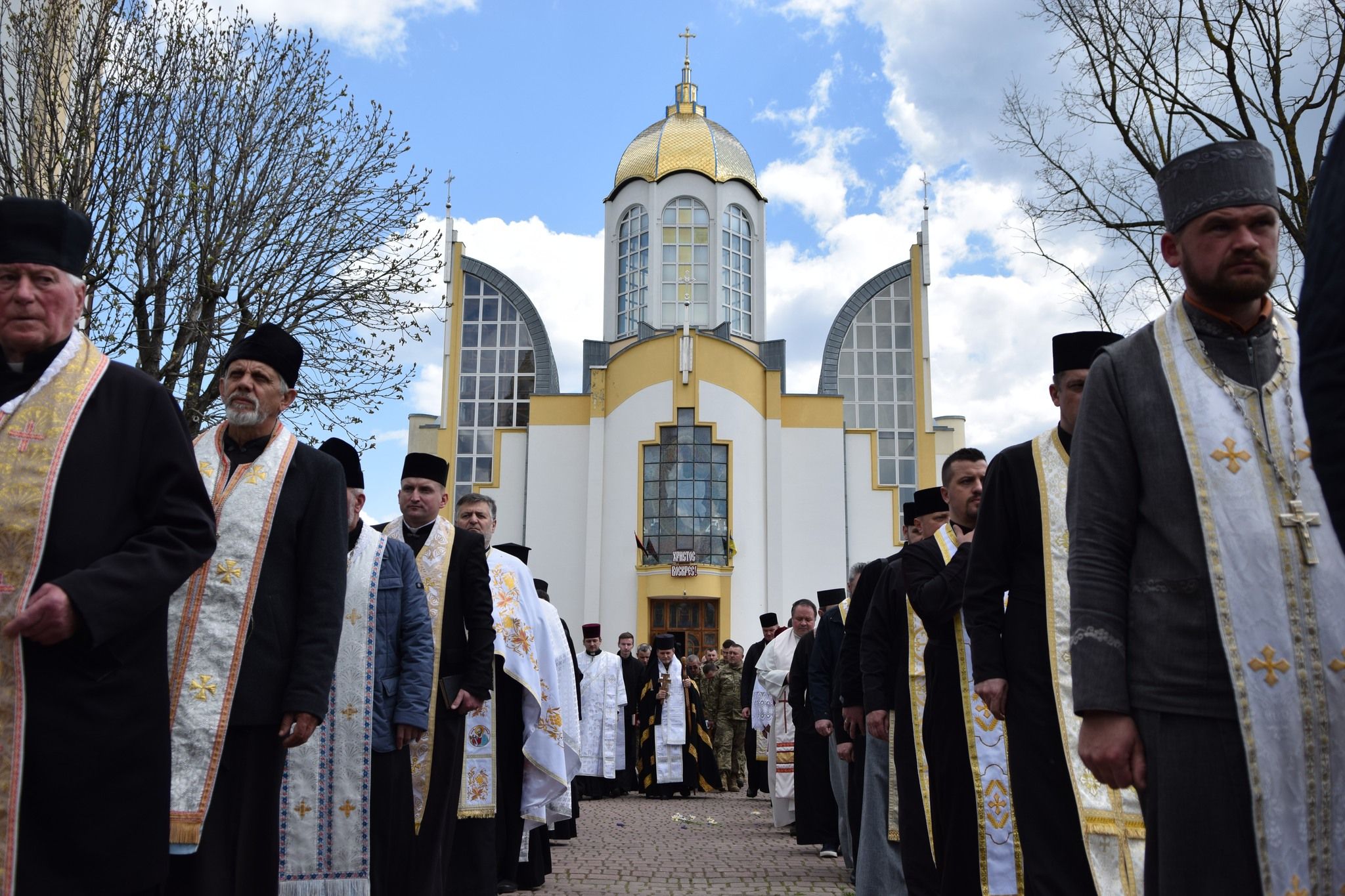 Новини Тернополя - фото з У Чорткові навколішки зустріли загиблого на фронті Героя Олега Барну