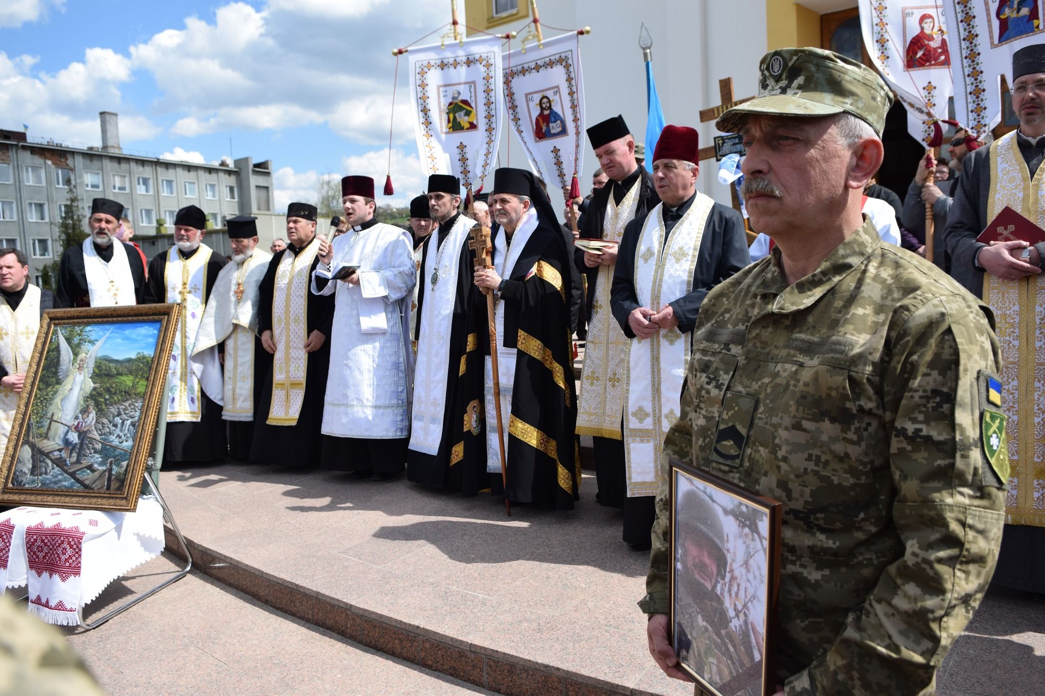 Новини Тернополя - фото з У Чорткові навколішки зустріли загиблого на фронті Героя Олега Барну