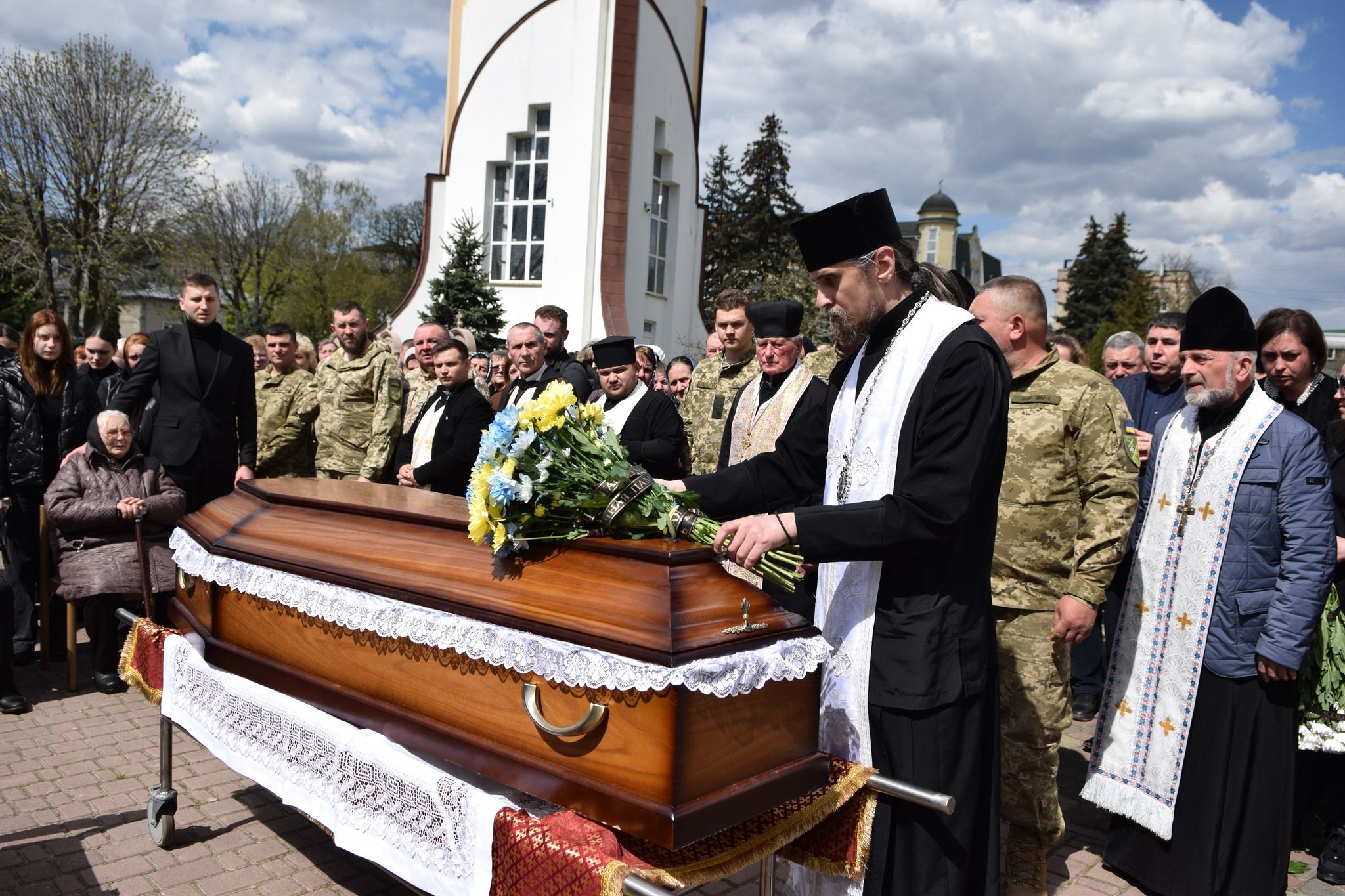 Новини Тернополя - фото з У Чорткові навколішки зустріли загиблого на фронті Героя Олега Барну