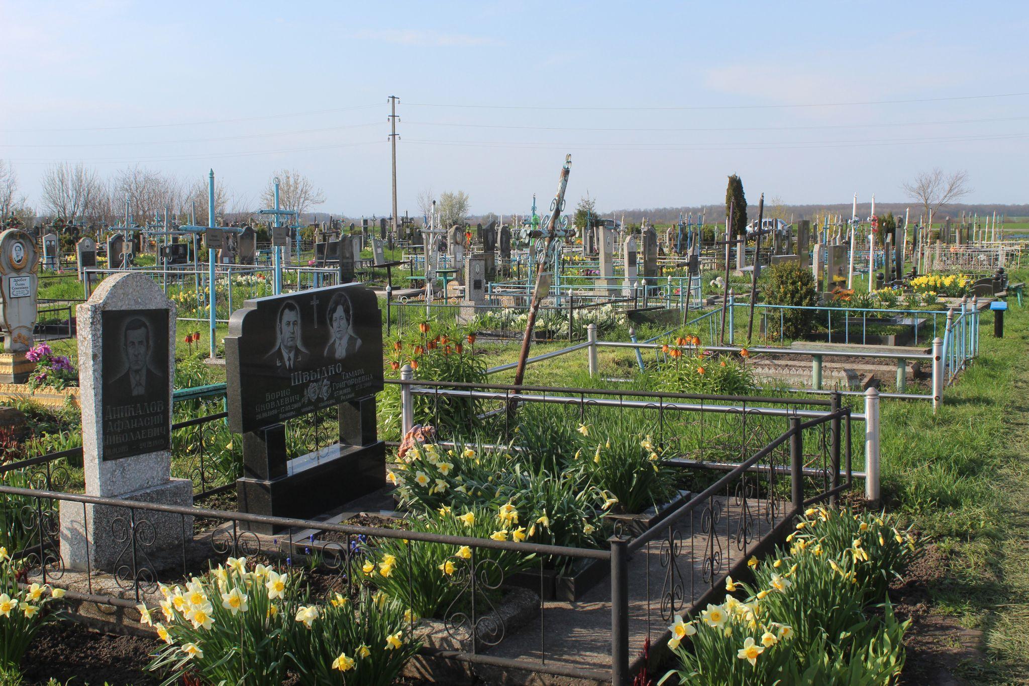 Новини Козятина - фото з На цвинтарі рідні садять, а чужі — крадуть квіти. Як наші земляки готувалися до проводів