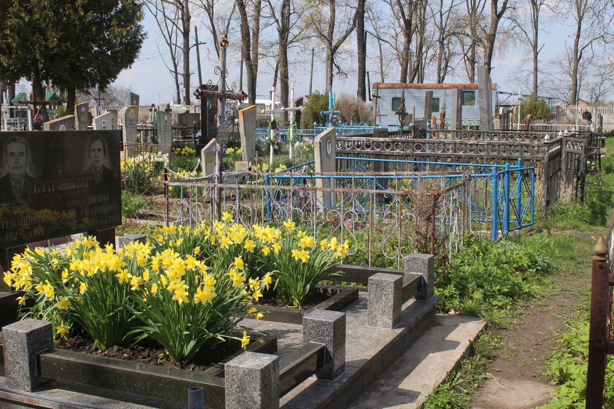 Новини Козятина - фото з На цвинтарі рідні садять, а чужі — крадуть квіти. Як наші земляки готувалися до проводів