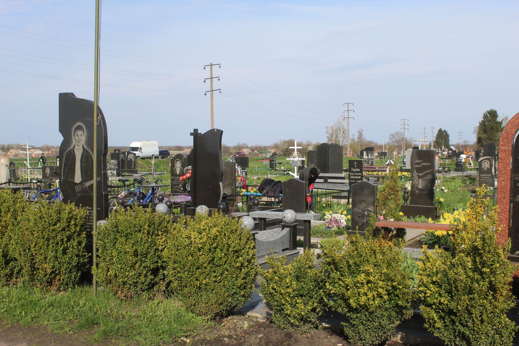 Новини Козятина - фото з На цвинтарі рідні садять, а чужі — крадуть квіти. Як наші земляки готувалися до проводів