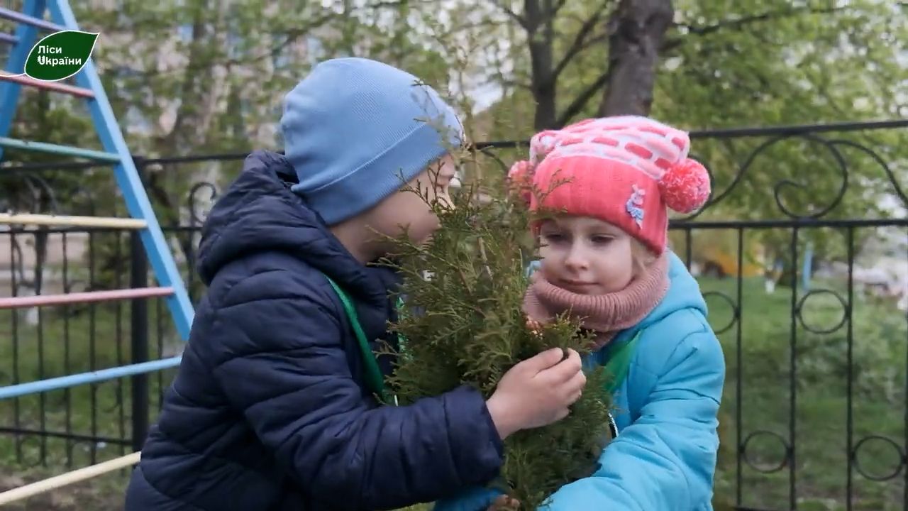 Новини Тернополя - фото з Вихованці Озерянського дитячого садка долучились до висадки іменних дерев