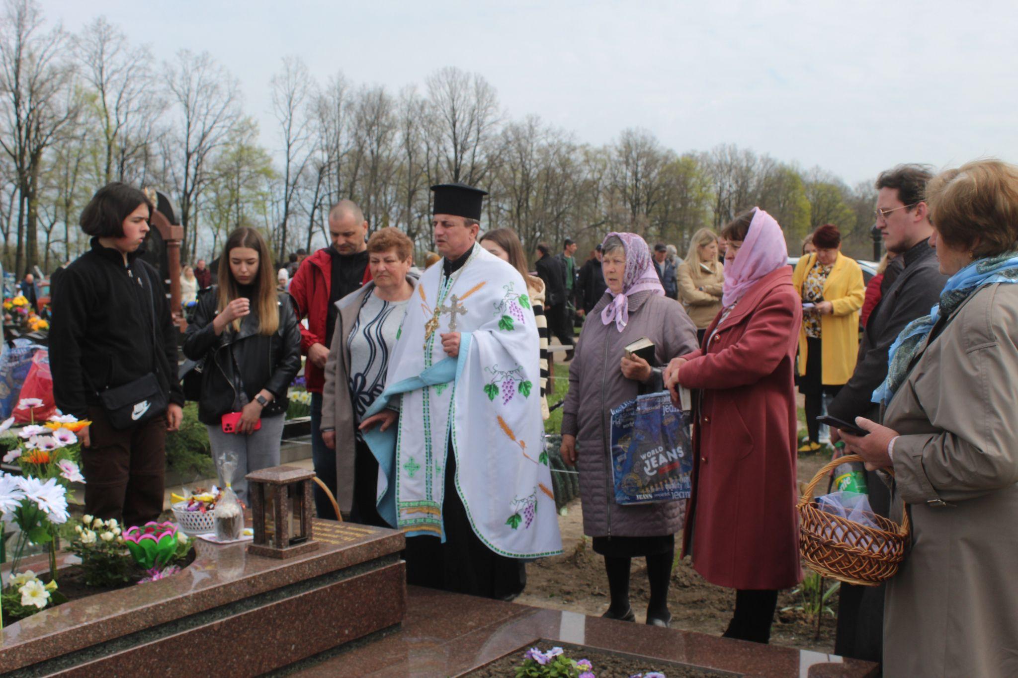Новини Козятина - фото з Це були проводи без гучних застіль, штучних квітів, але з великою шаною до воїнів