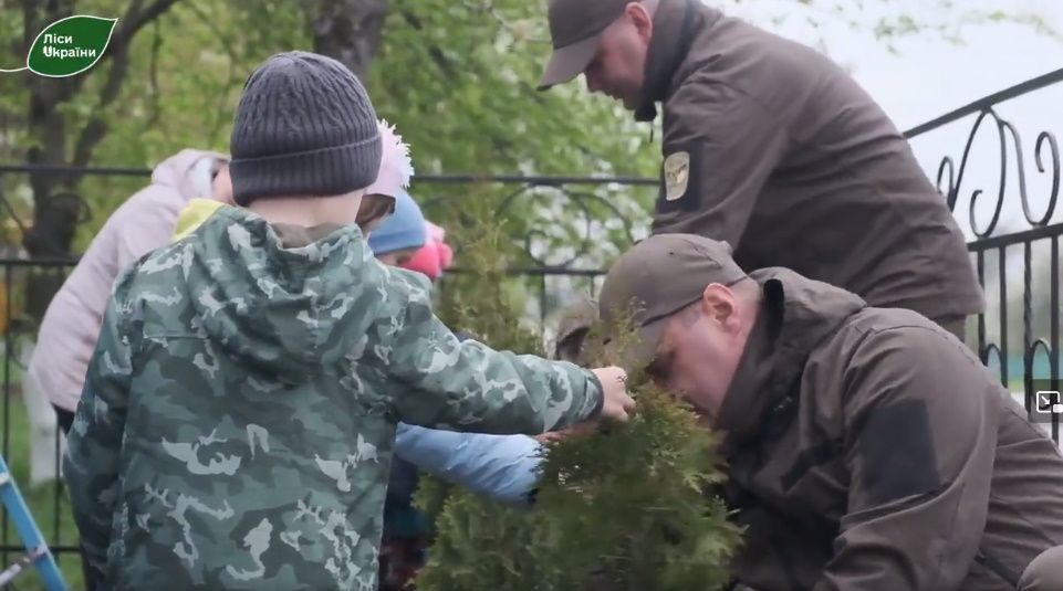 Новини Тернополя - фото з Вихованці Озерянського дитячого садка долучились до висадки іменних дерев