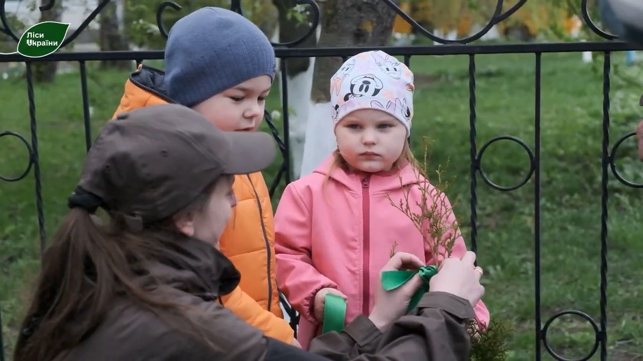 Новини Тернополя - фото з Вихованці Озерянського дитячого садка долучились до висадки іменних дерев
