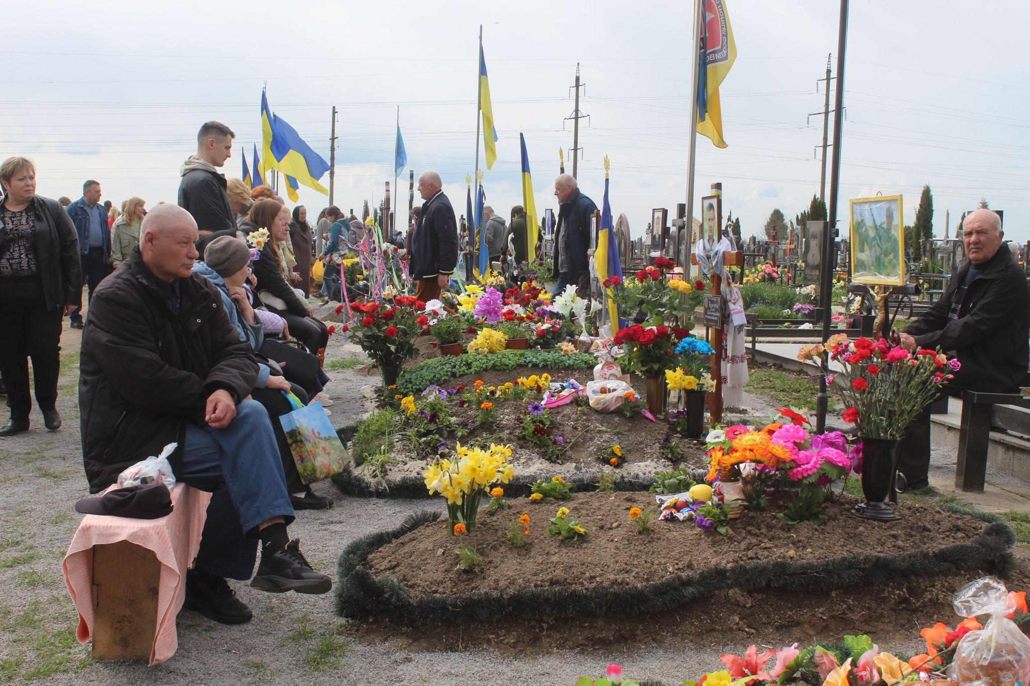 Новини Козятина - фото з Це були проводи без гучних застіль, штучних квітів, але з великою шаною до воїнів